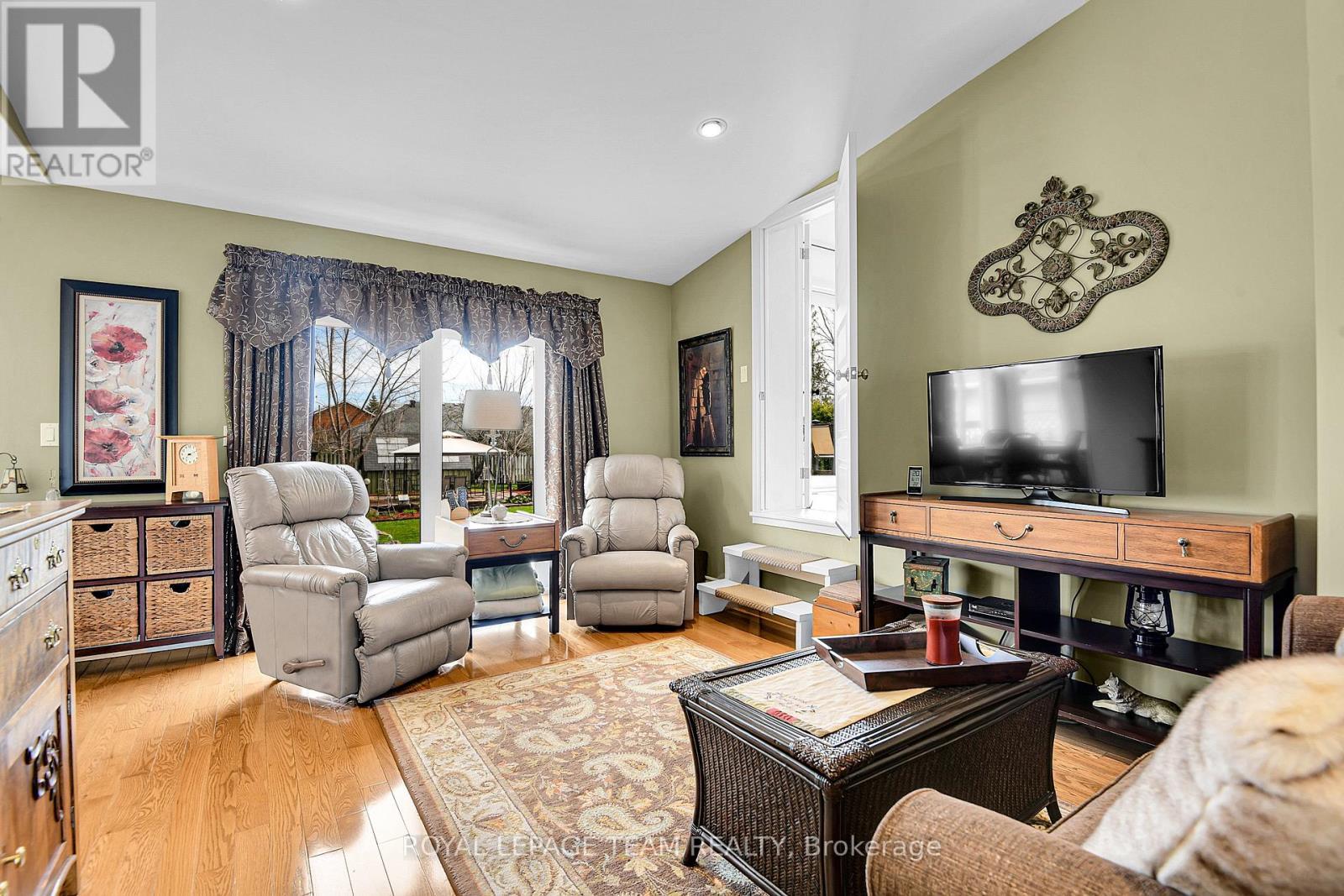 












47 WINDSOR DRIVE

,
Brockville,




Ontario
K6V3H7


