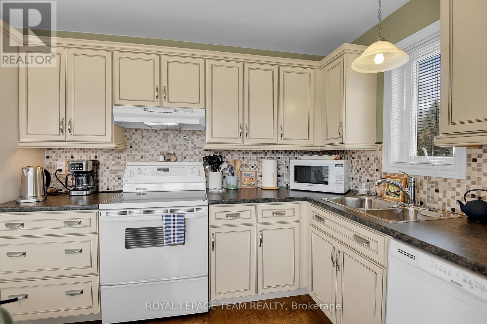 












47 WINDSOR DRIVE

,
Brockville,




Ontario
K6V3H7

