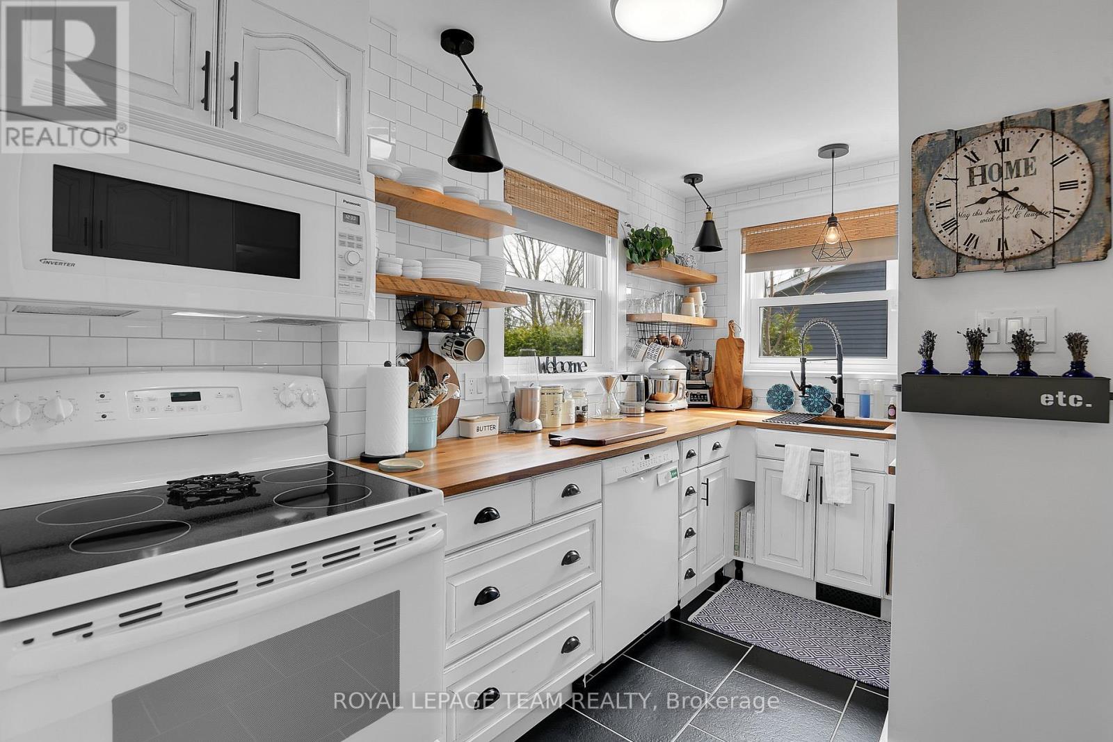 












47 WINDSOR DRIVE

,
Brockville,




Ontario
K6V3H7

