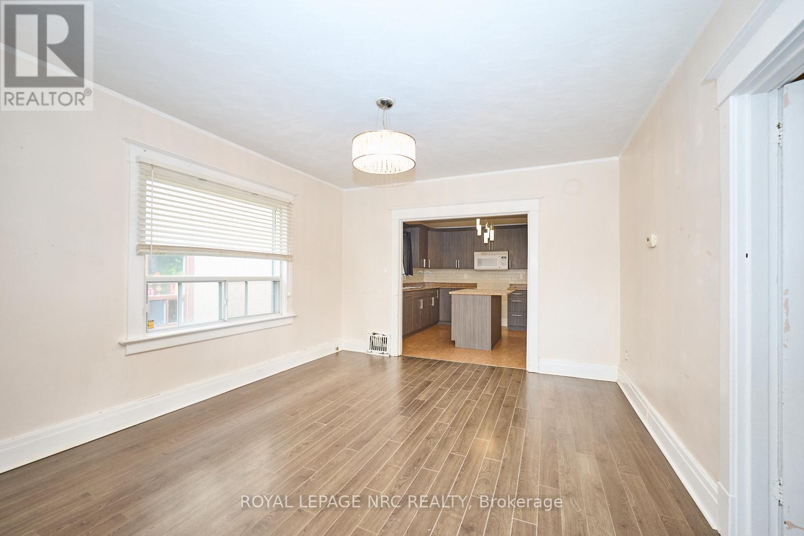 












11 BEECH STREET

,
St. Catharines (Downtown),




Ontario
L2R2B6

