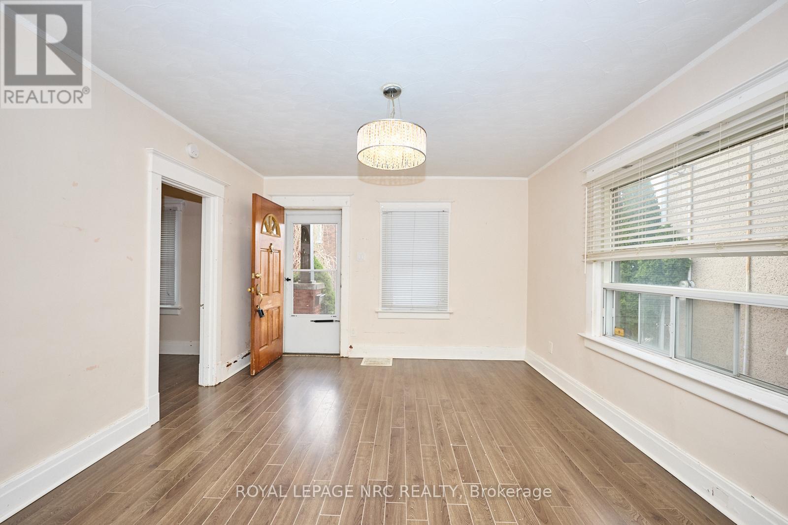 












11 BEECH STREET

,
St. Catharines (Downtown),




Ontario
L2R2B6

