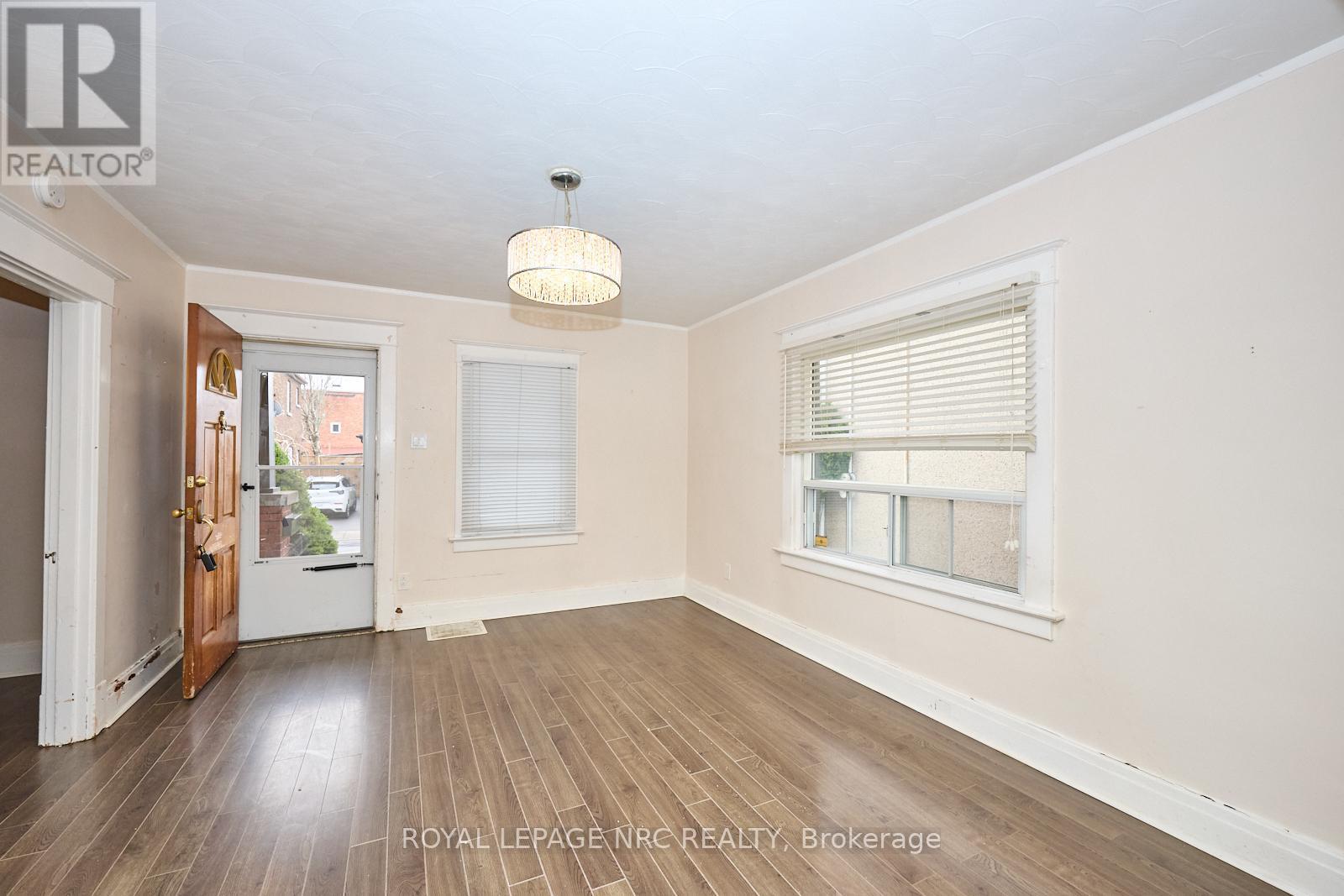 












11 BEECH STREET

,
St. Catharines (Downtown),




Ontario
L2R2B6

