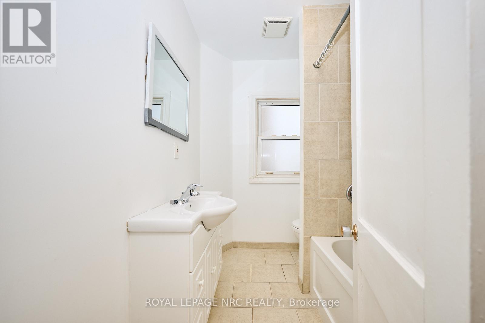 












11 BEECH STREET

,
St. Catharines (Downtown),




Ontario
L2R2B6

