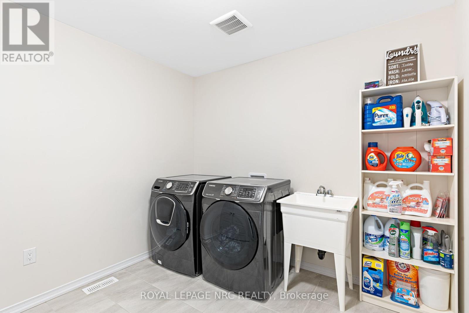 












16 DOREEN DRIVE

,
Thorold (Hurricane/Merrittville),




Ontario
L3B0G7

