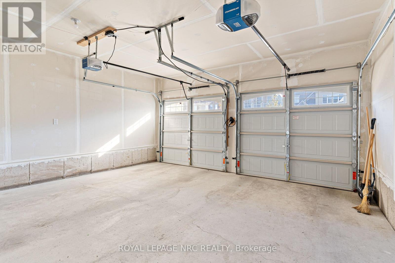 












16 DOREEN DRIVE

,
Thorold (Hurricane/Merrittville),




Ontario
L3B0G7

