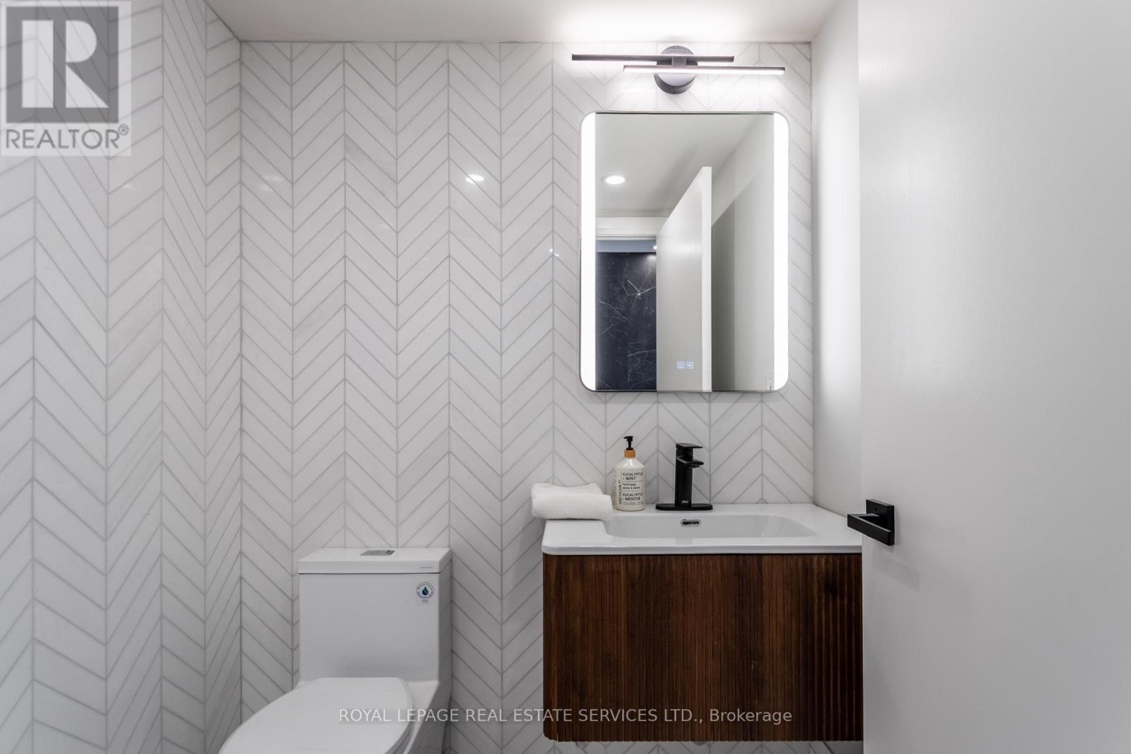 












1806 - 1 PALACE PIER COURT

,
Toronto,




Ontario
M8V3W9

