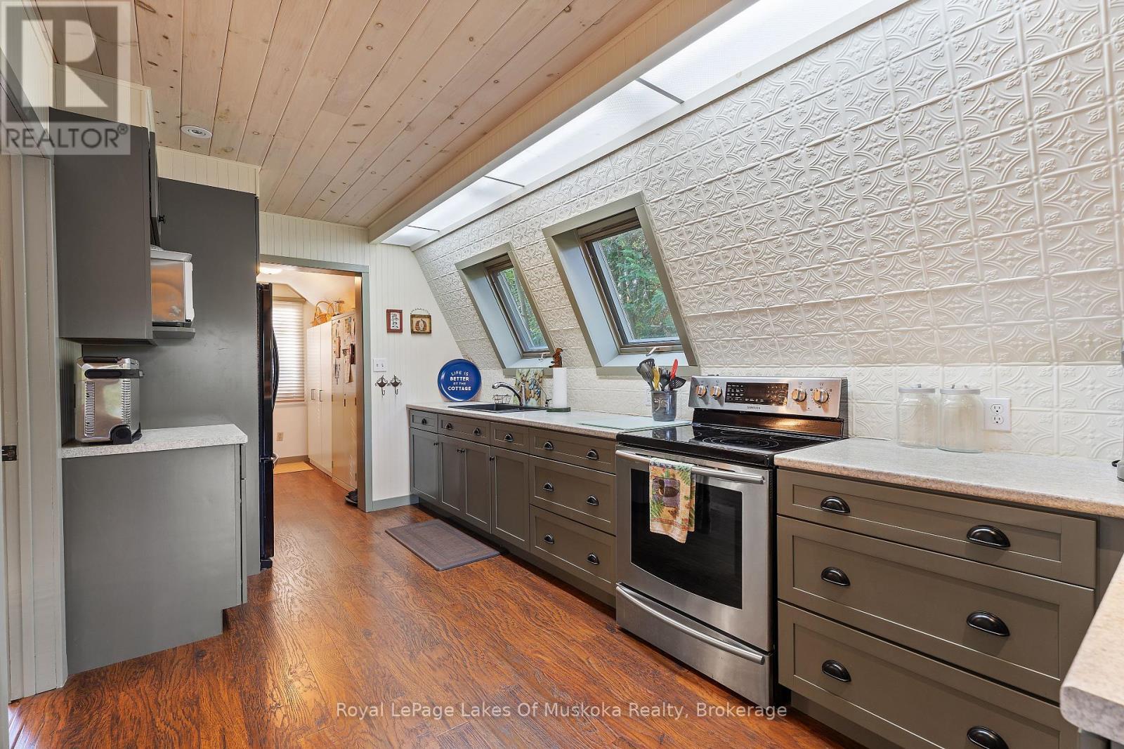 












1025 MCCABE ROAD

,
Lake of Bays (Mclean),




Ontario
P0B1A0


