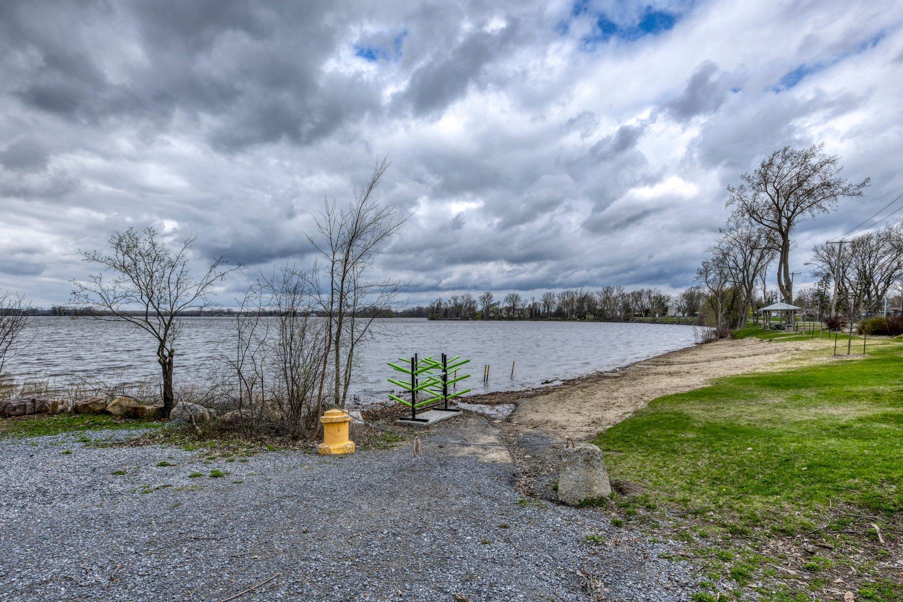 









371


Ch. Duhamel

,
Pincourt,




QC
J7W4E7

