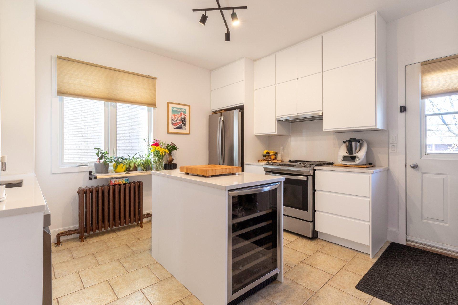 









8615


Rue Foucher

,
Montréal (Villeray/Saint-Michel/Parc-Extension),




QC
H2P2C3

