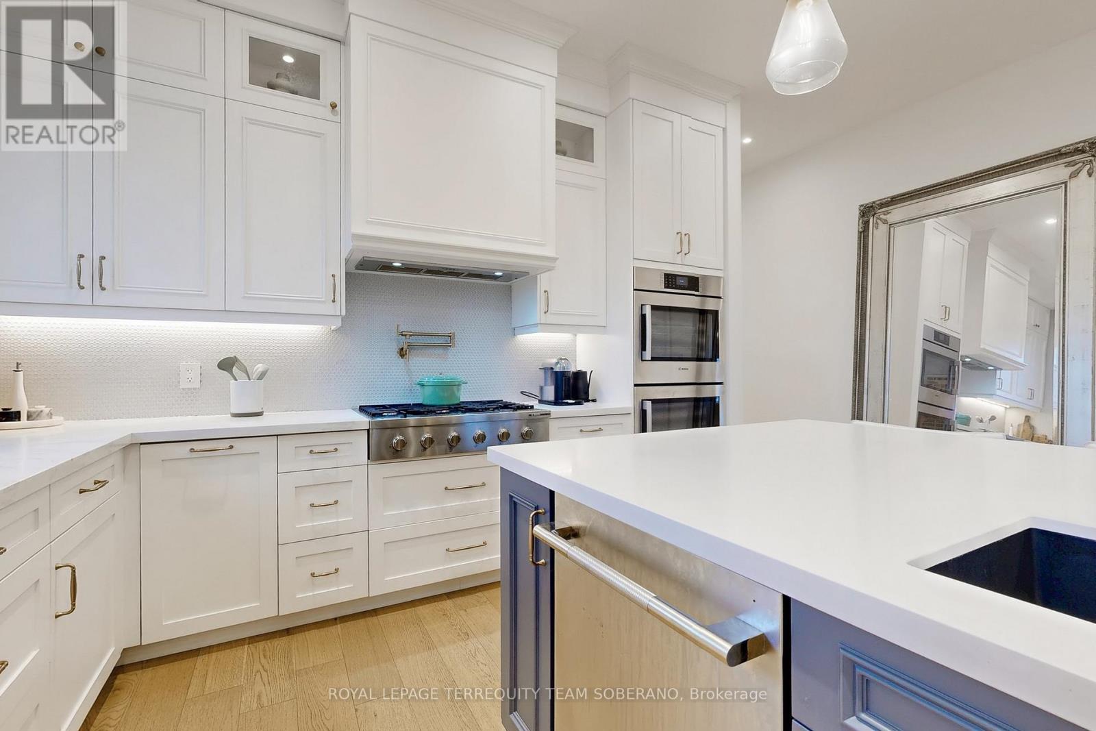 












308 RIDGEWOOD ROAD

,
Toronto,




Ontario
M1C2X2

