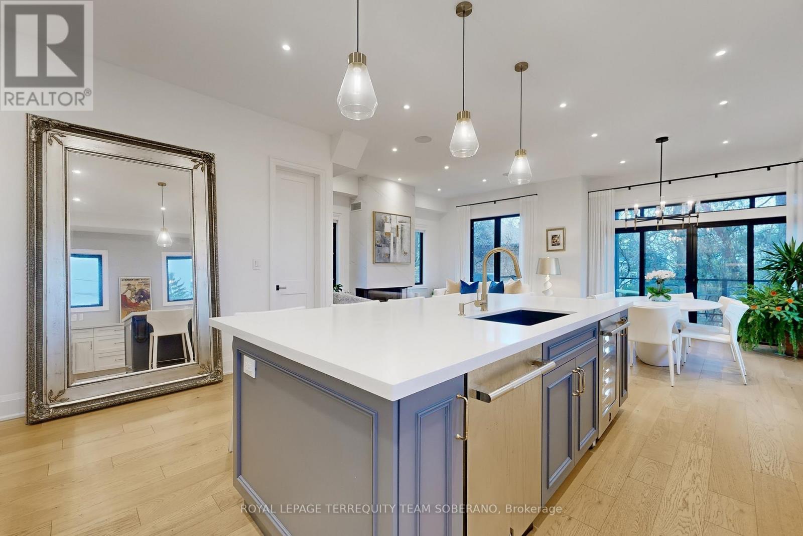 












308 RIDGEWOOD ROAD

,
Toronto,




Ontario
M1C2X2

