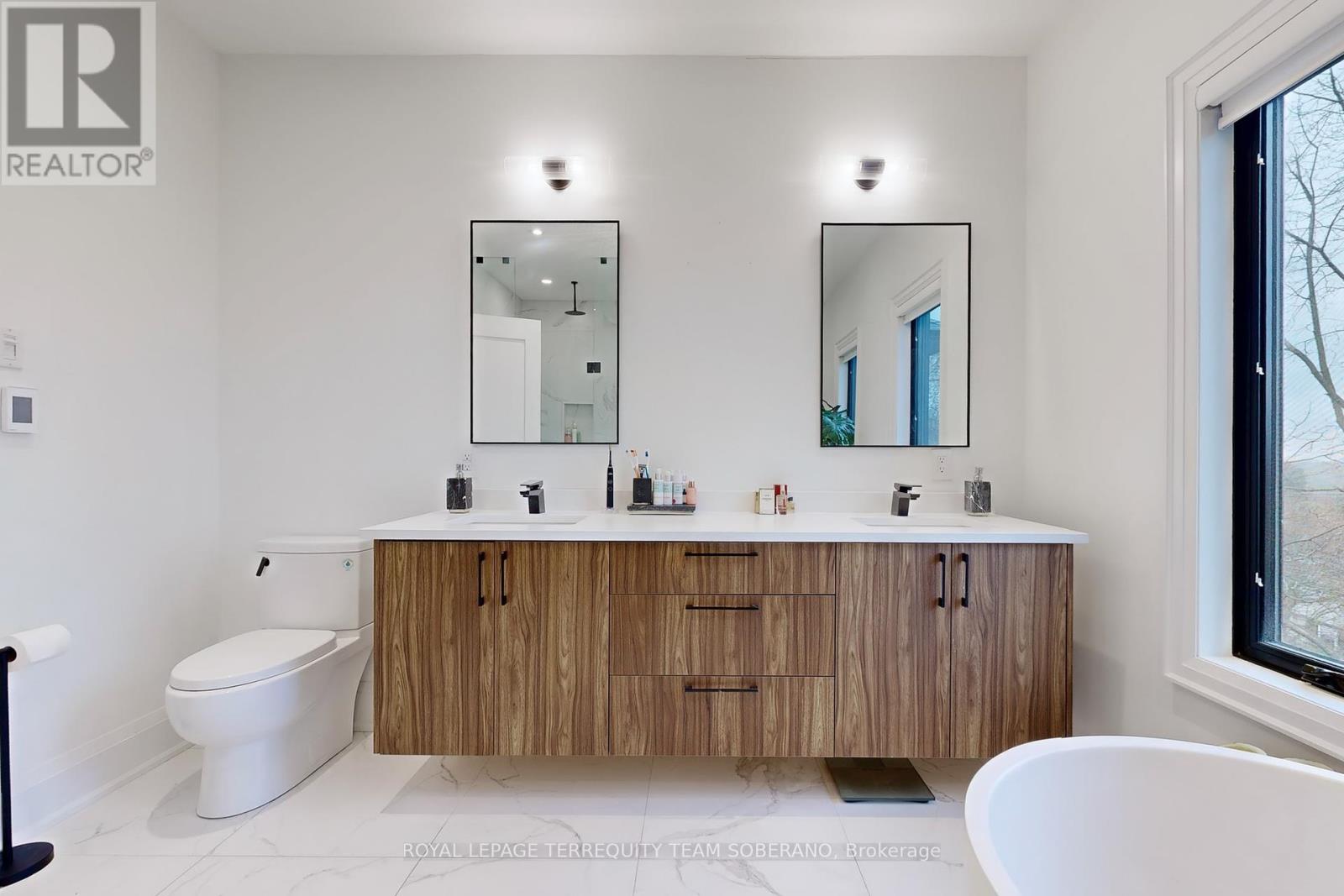 












308 RIDGEWOOD ROAD

,
Toronto,




Ontario
M1C2X2

