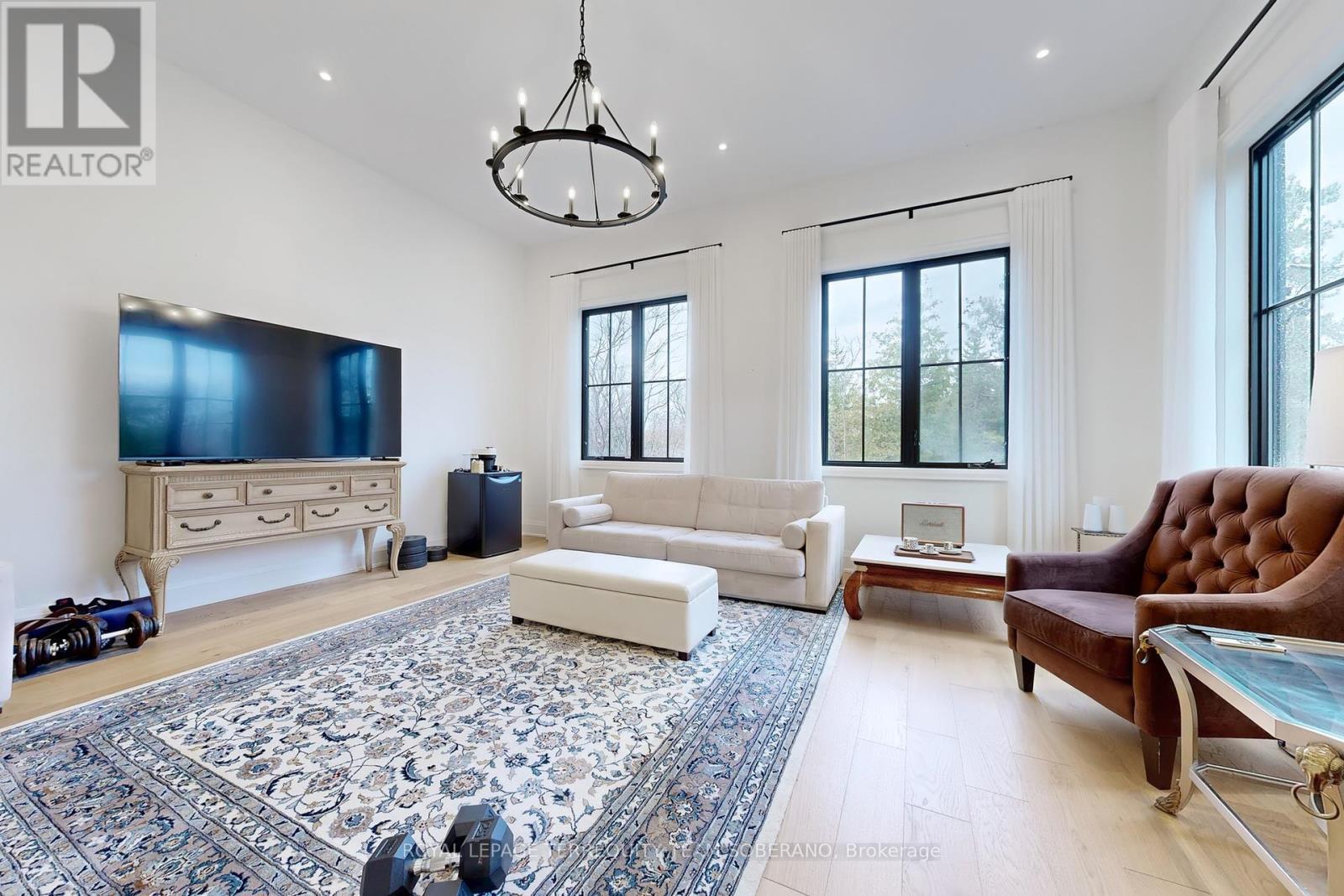 












308 RIDGEWOOD ROAD

,
Toronto,




Ontario
M1C2X2


