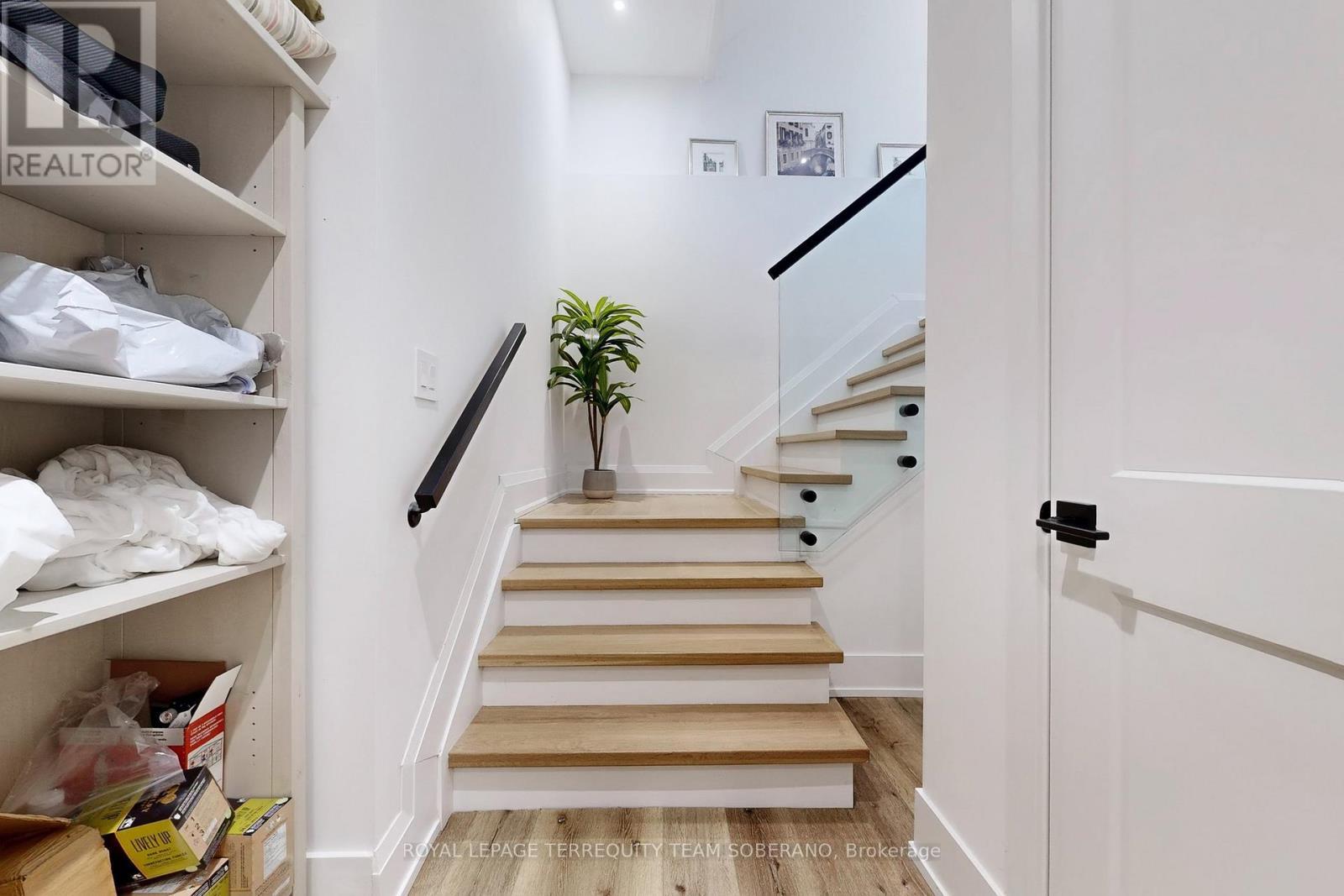 












308 RIDGEWOOD ROAD

,
Toronto,




Ontario
M1C2X2

