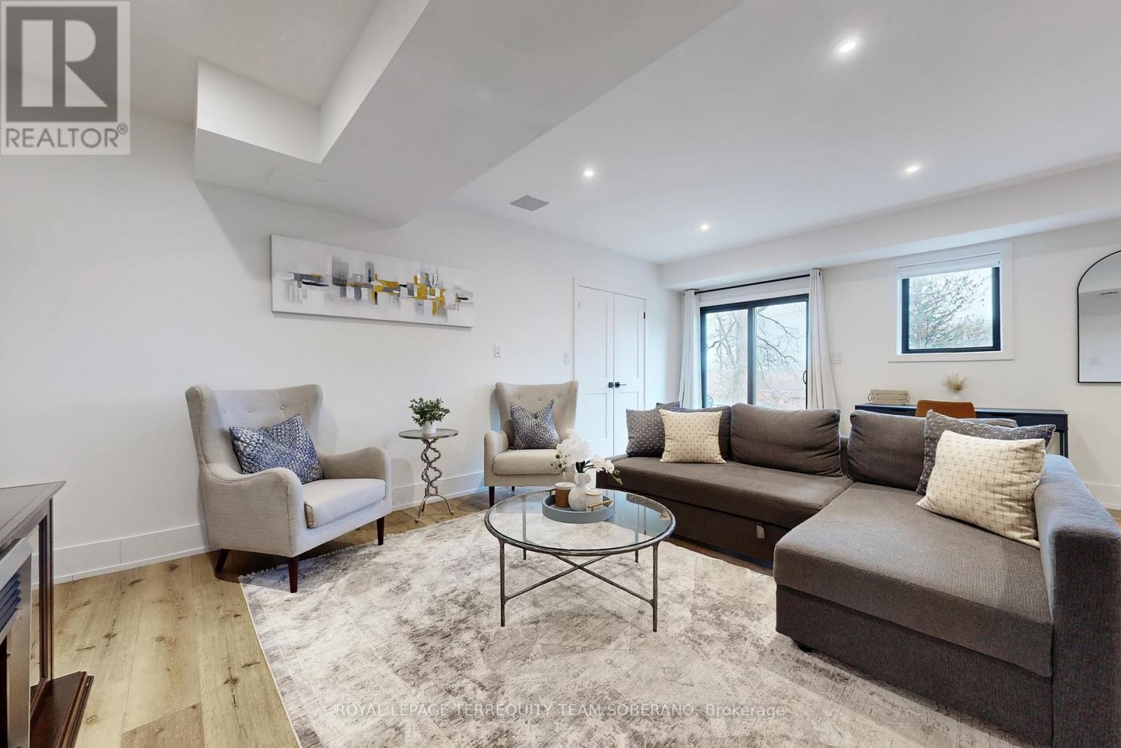 












308 RIDGEWOOD ROAD

,
Toronto,




Ontario
M1C2X2

