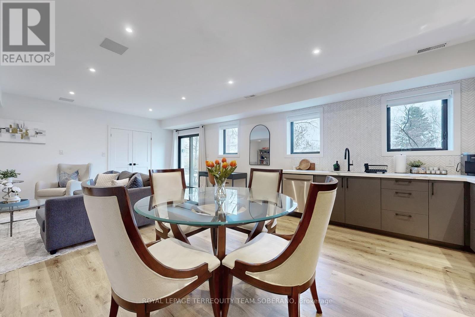 












308 RIDGEWOOD ROAD

,
Toronto,




Ontario
M1C2X2

