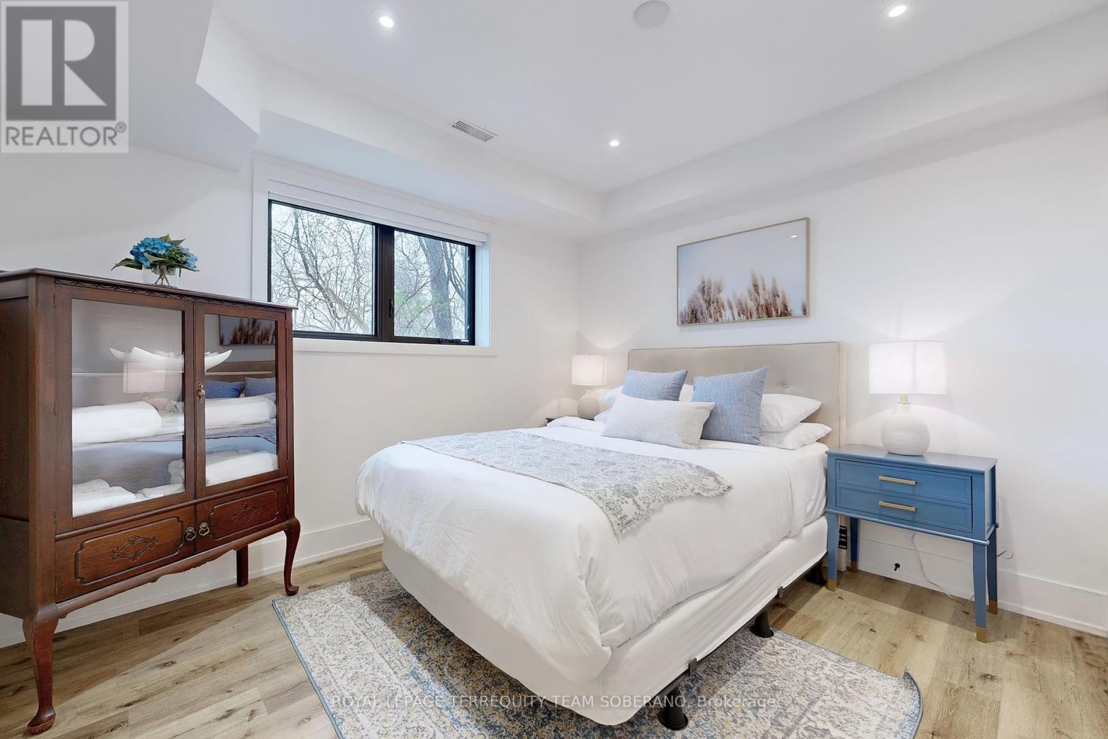 












308 RIDGEWOOD ROAD

,
Toronto,




Ontario
M1C2X2

