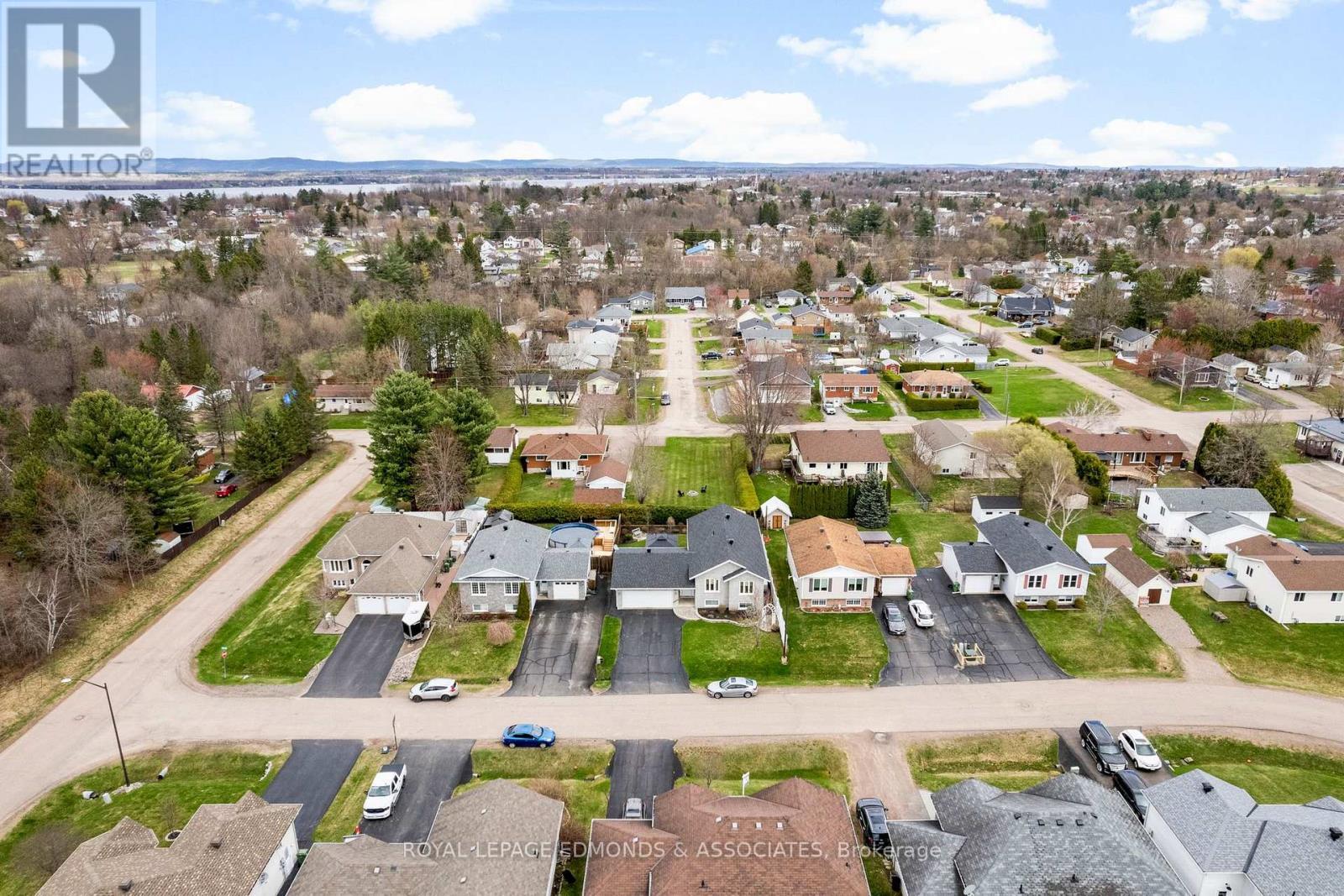 












531 MACY AVENUE

,
Laurentian Valley,




Ontario
K8A0A2

