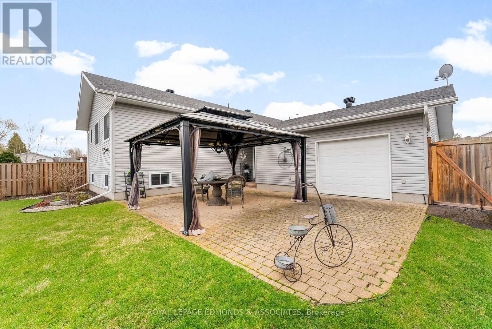 












531 MACY AVENUE

,
Laurentian Valley,




Ontario
K8A0A2

