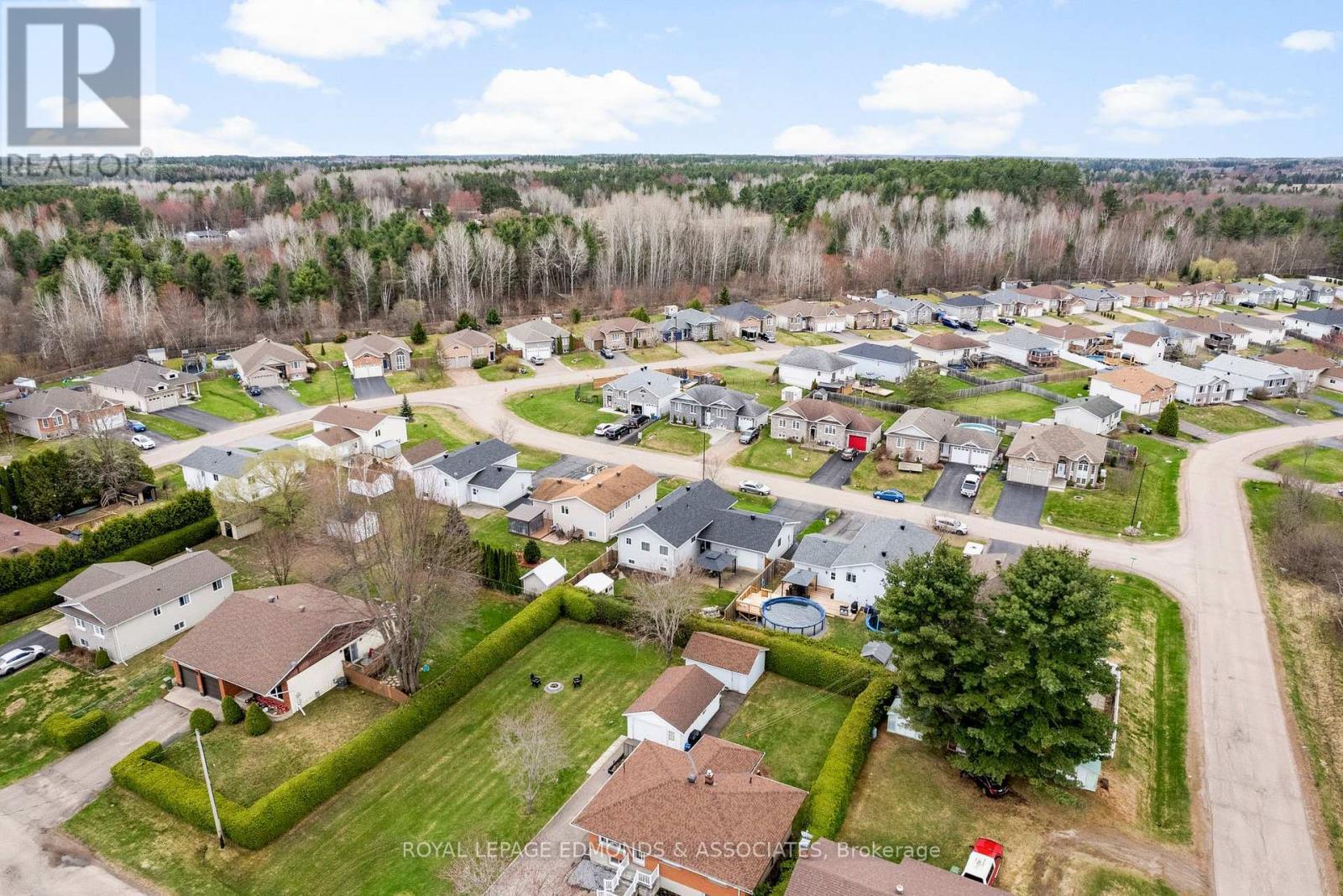 












531 MACY AVENUE

,
Laurentian Valley,




Ontario
K8A0A2

