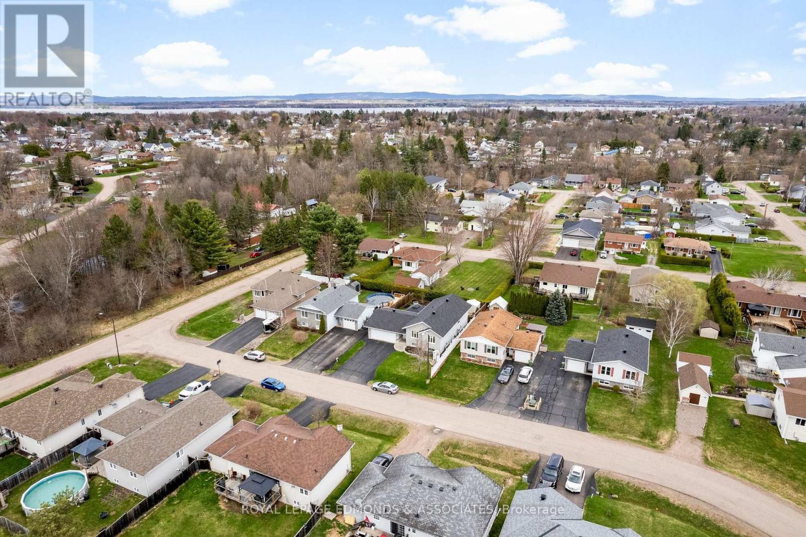 












531 MACY AVENUE

,
Laurentian Valley,




Ontario
K8A0A2

