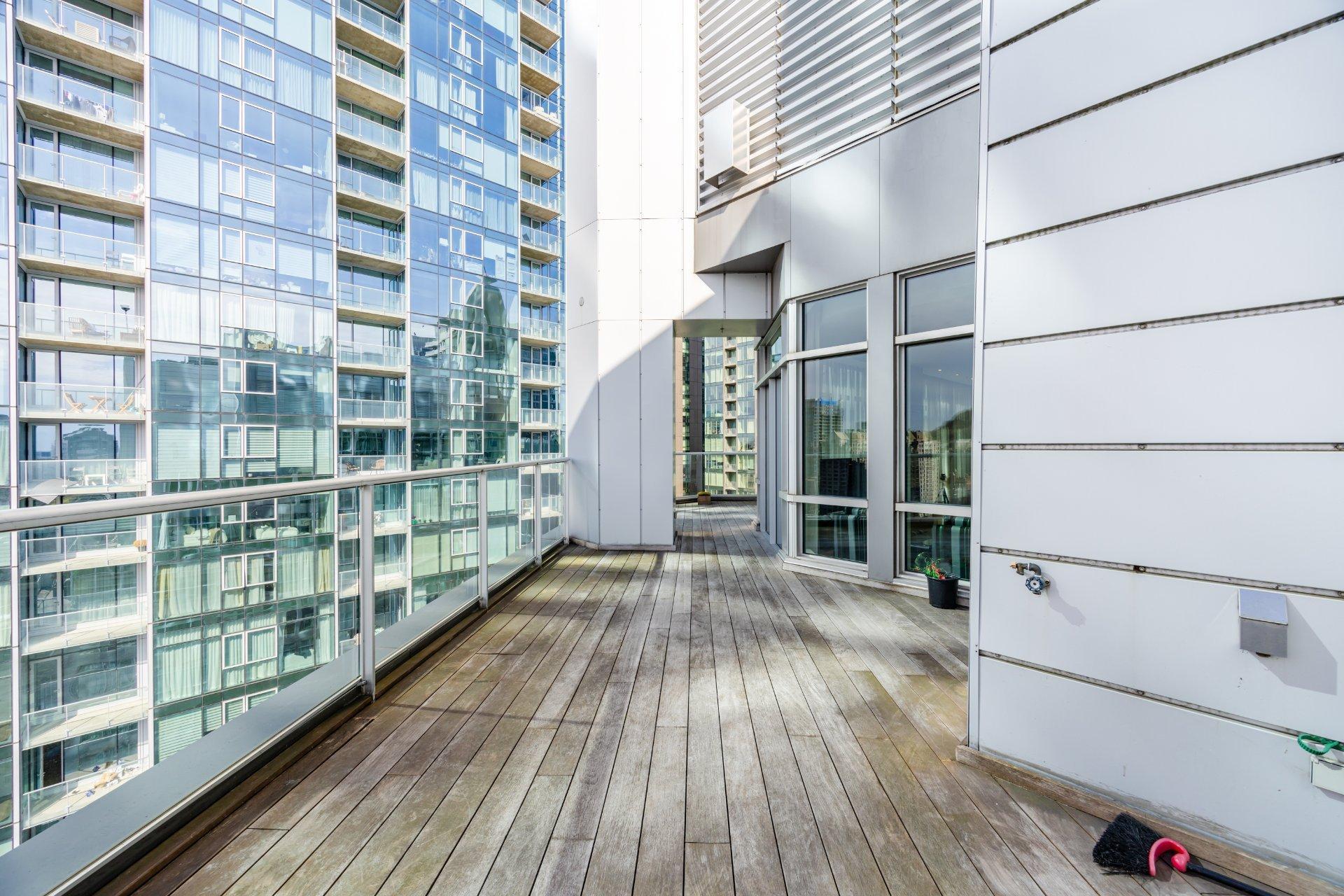 









1100


Rue de la Montagne

, 2601,
Montréal (Ville-Marie),




QC
H3G0A2

