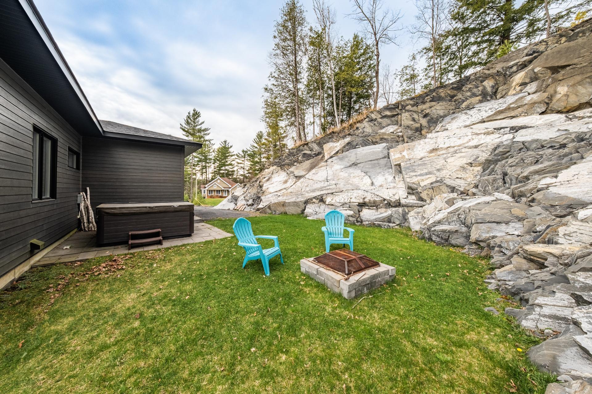 









110


Rue Scott

,
Ayer's Cliff,




QC
J0B1C0

