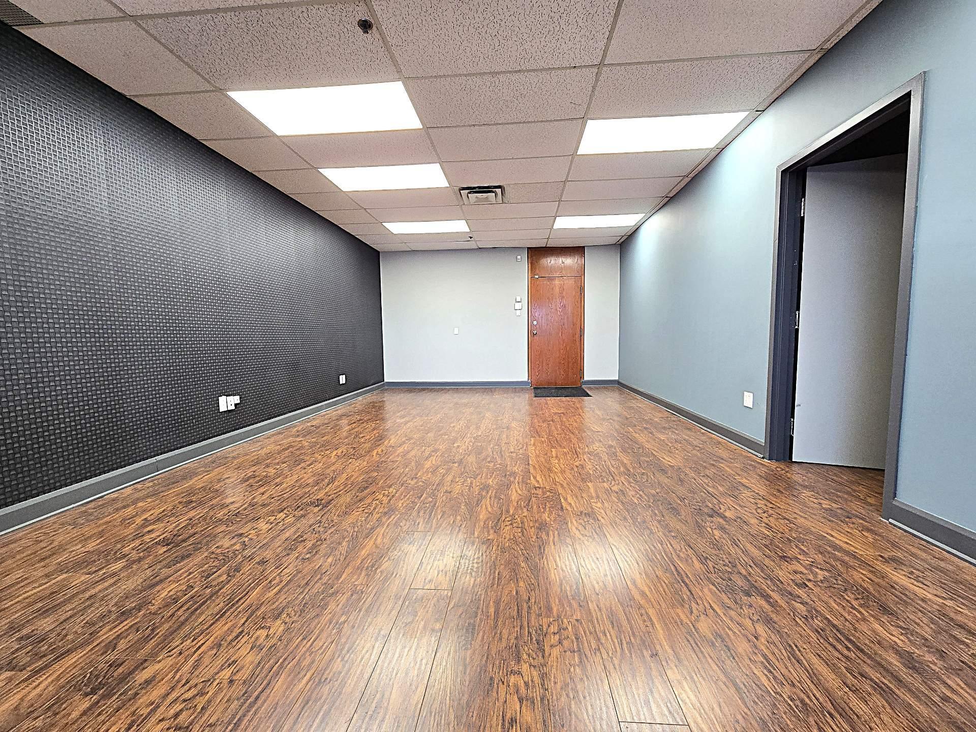 









3221


Aut. Jean-Noël-Lavoie (A-440)

, 221,
Laval (Chomedey),




QC
H7P5P2

