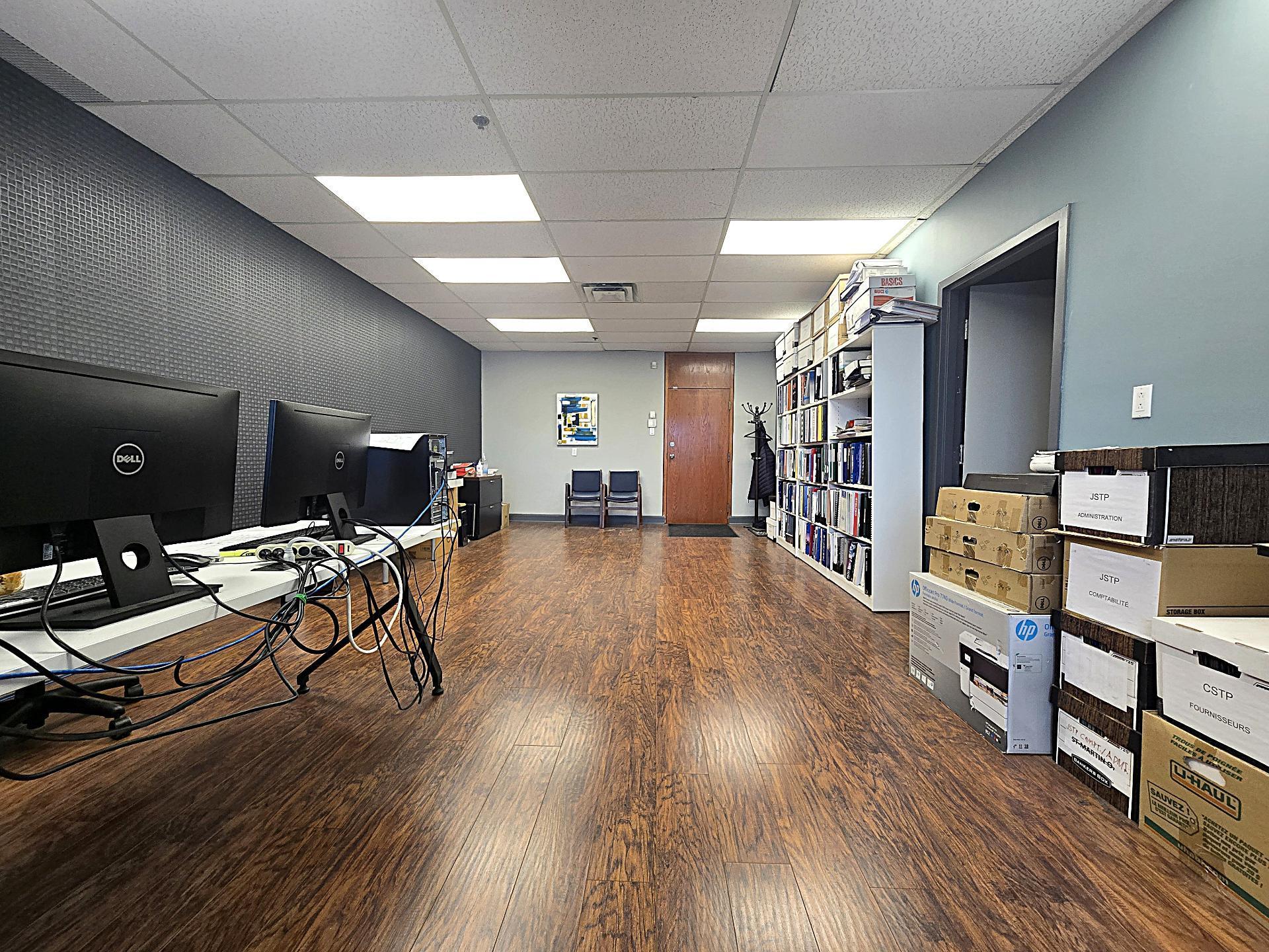 









3221


Aut. Jean-Noël-Lavoie (A-440)

, 221,
Laval (Chomedey),




QC
H7P5P2

