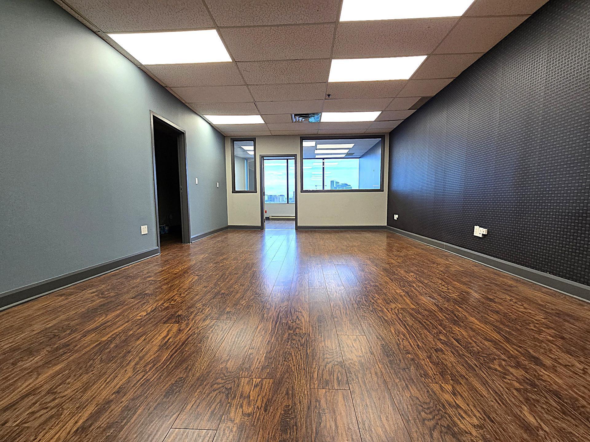 









3221


Aut. Jean-Noël-Lavoie (A-440)

, 221,
Laval (Chomedey),




QC
H7P5P2

