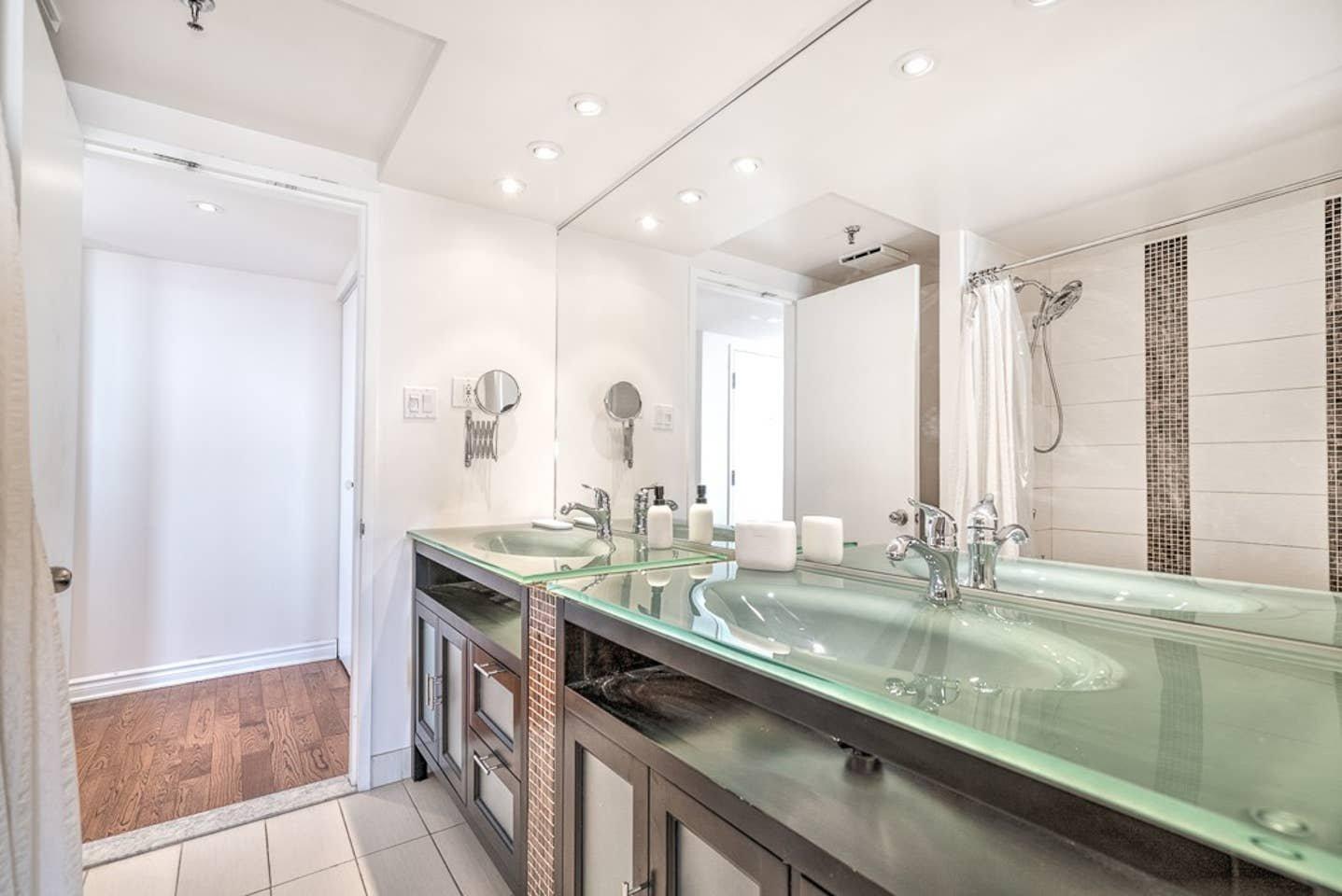 









1050


Av. Amesbury

, 1229,
Montréal (Ville-Marie),




QC
H3H2V1

