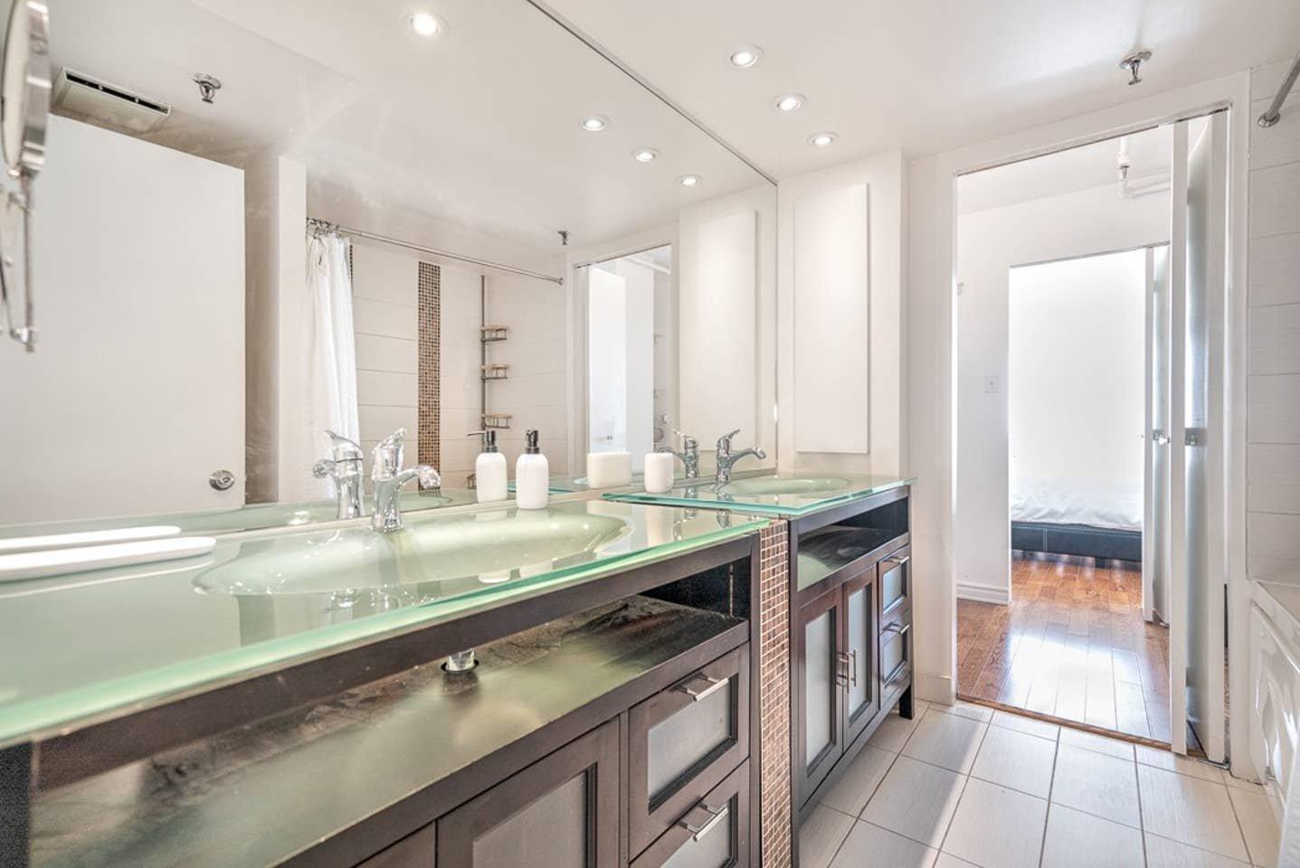 









1050


Av. Amesbury

, 1229,
Montréal (Ville-Marie),




QC
H3H2V1

