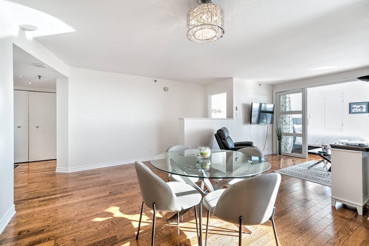 









1050


Av. Amesbury

, 1229,
Montréal (Ville-Marie),




QC
H3H2V1

