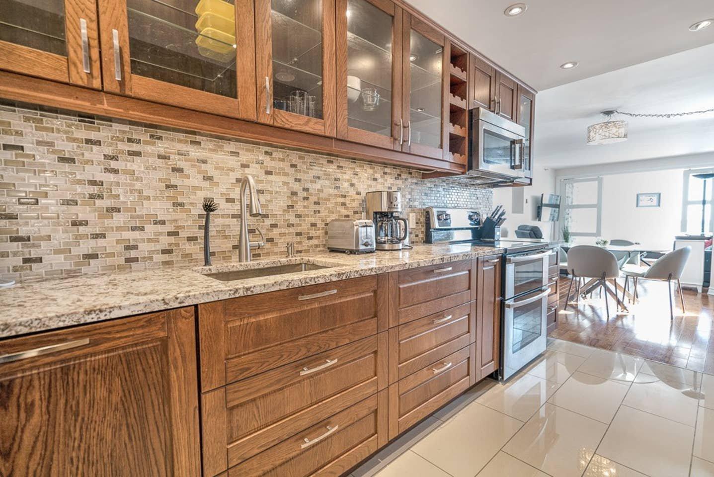 









1050


Av. Amesbury

, 1229,
Montréal (Ville-Marie),




QC
H3H2V1

