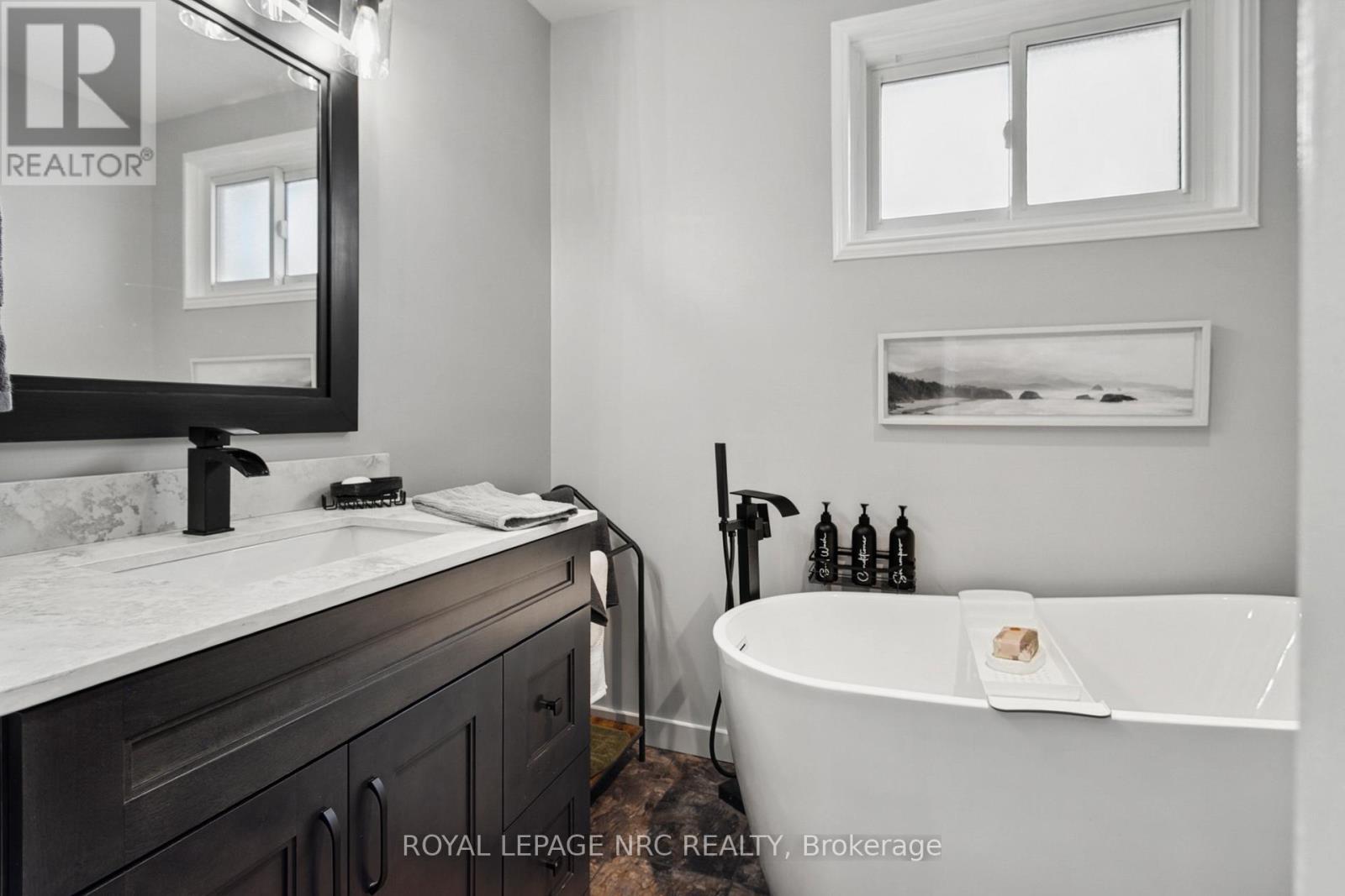 












5728 HERITAGE DRIVE

,
Niagara Falls (Church's Lane),




Ontario
L2J3J8

