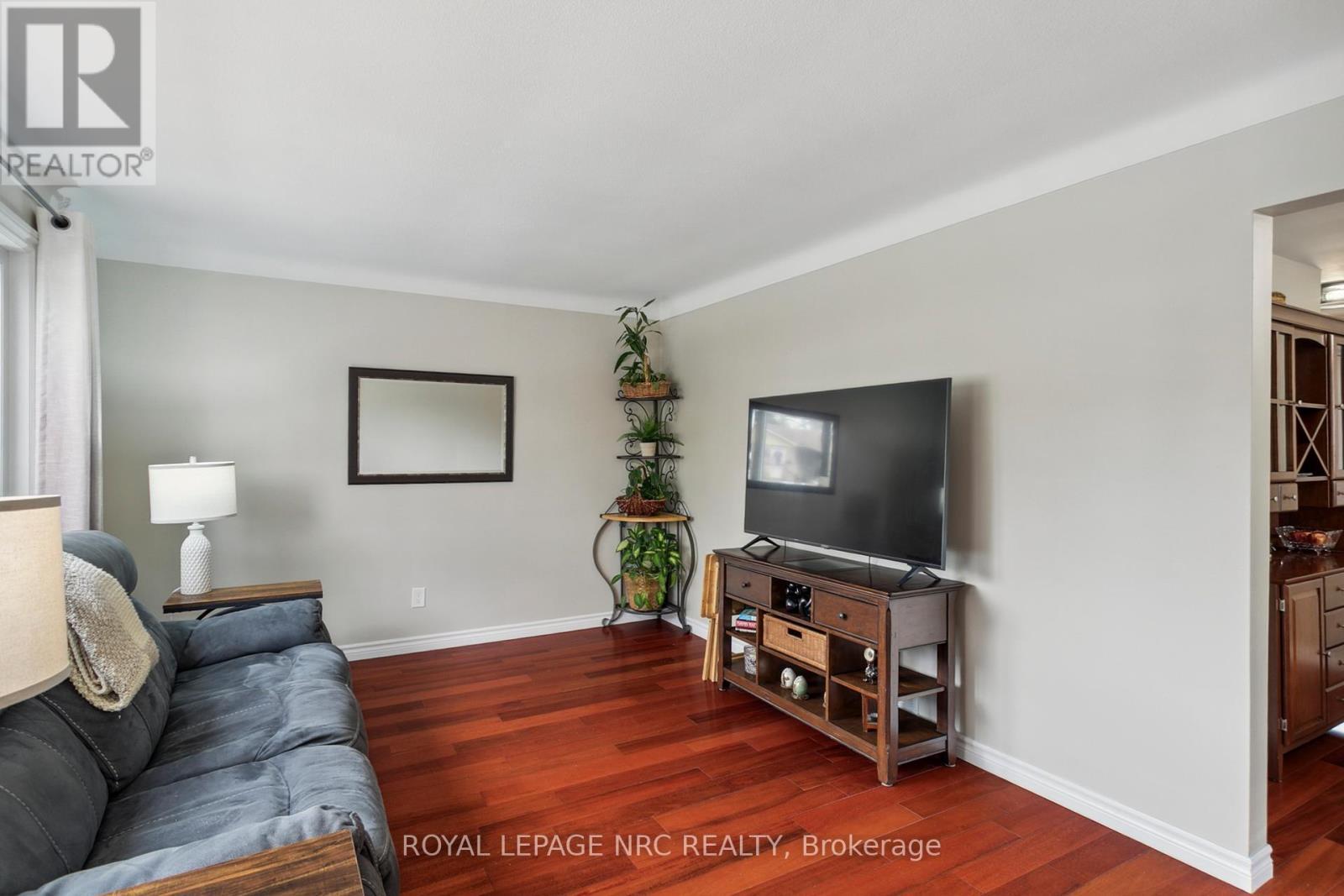 












5728 HERITAGE DRIVE

,
Niagara Falls (Church's Lane),




Ontario
L2J3J8

