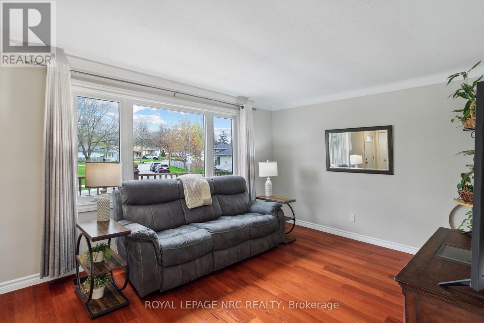 












5728 HERITAGE DRIVE

,
Niagara Falls (Church's Lane),




Ontario
L2J3J8

