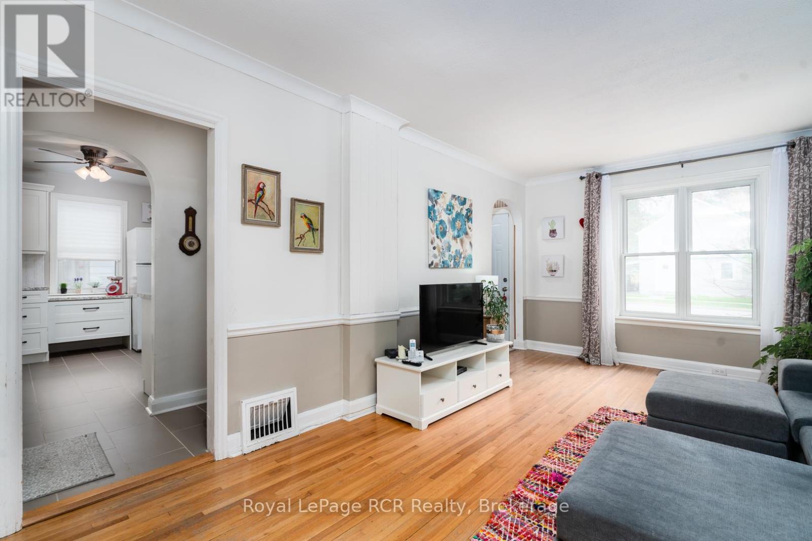 












82 7TH STREET

,
Hanover,




Ontario
N4N1G4


