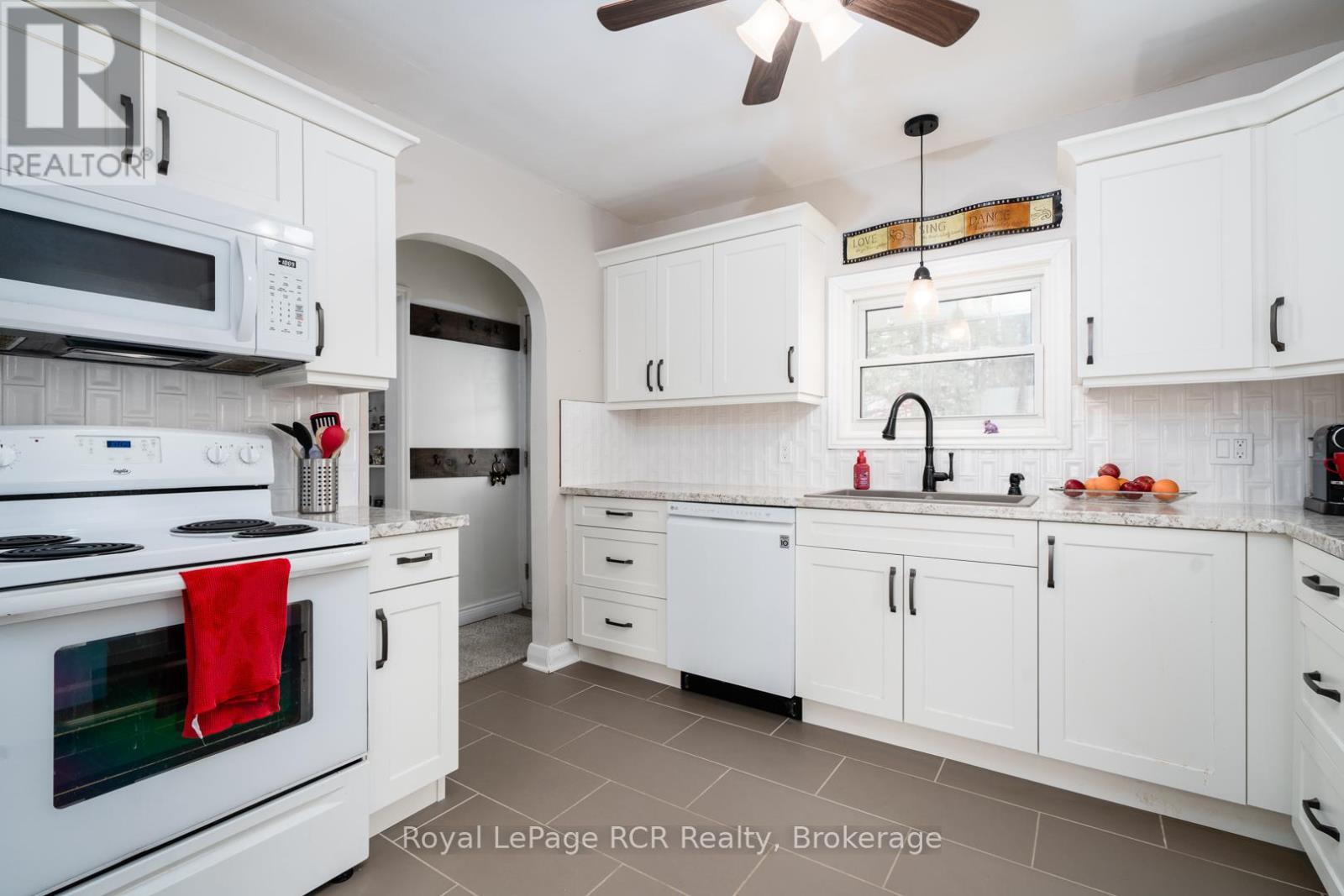 












82 7TH STREET

,
Hanover,




Ontario
N4N1G4

