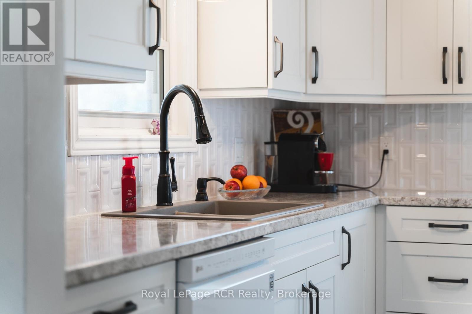 












82 7TH STREET

,
Hanover,




Ontario
N4N1G4

