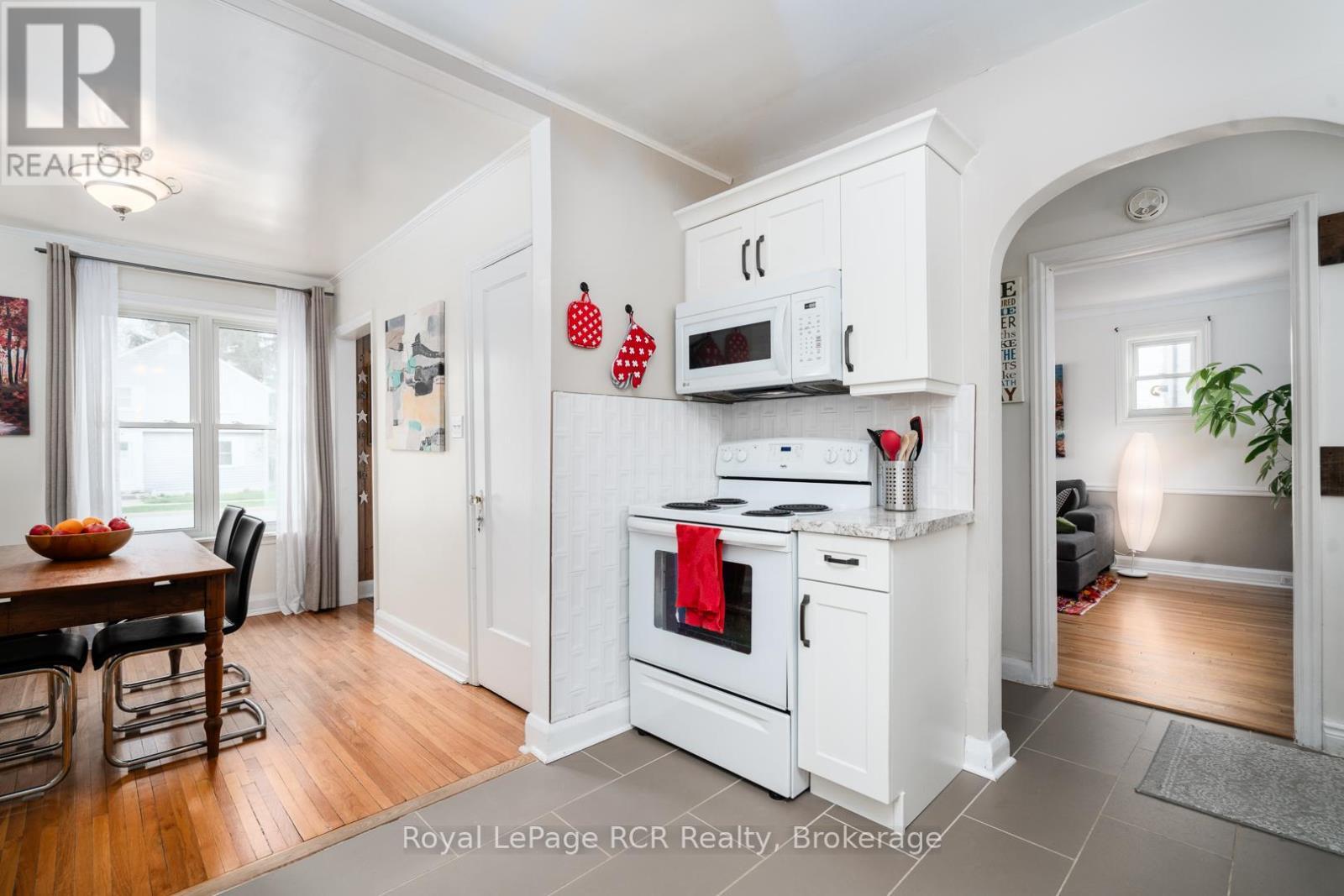












82 7TH STREET

,
Hanover,




Ontario
N4N1G4


