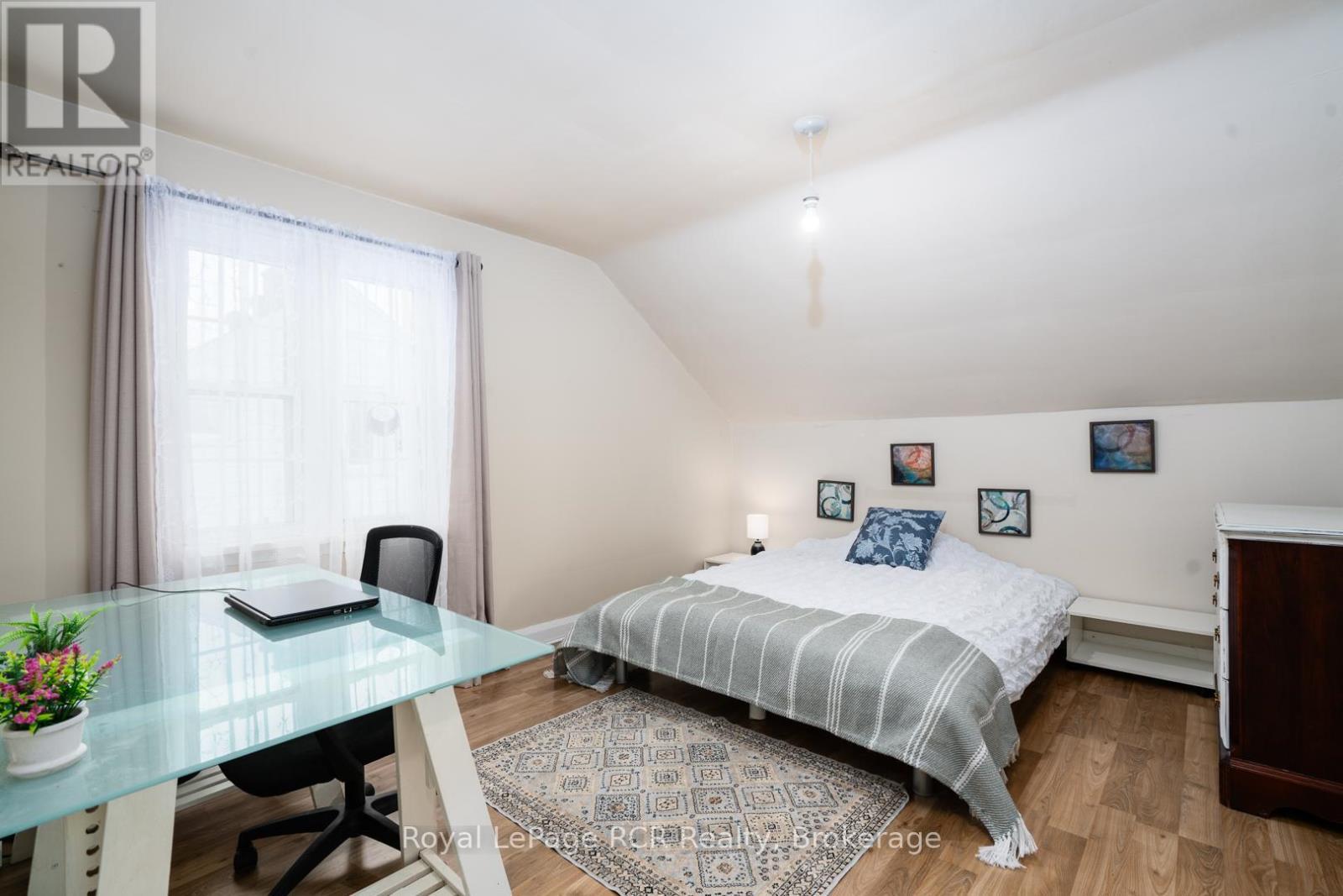 












82 7TH STREET

,
Hanover,




Ontario
N4N1G4

