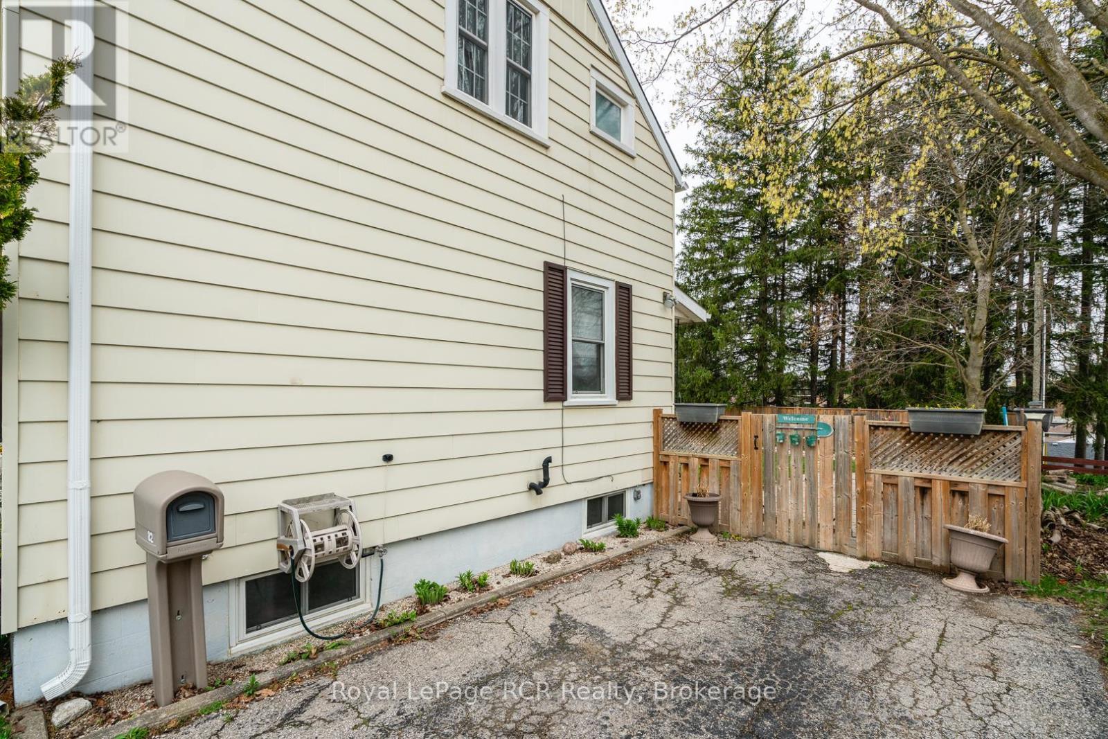 












82 7TH STREET

,
Hanover,




Ontario
N4N1G4

