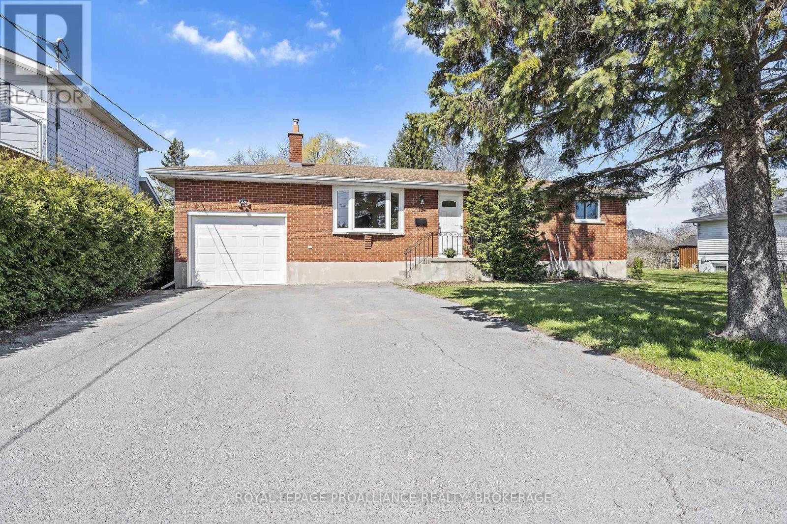 












15 SUNNY ACRES ROAD

,
Kingston (City SouthWest),




Ontario
K7M3N3

