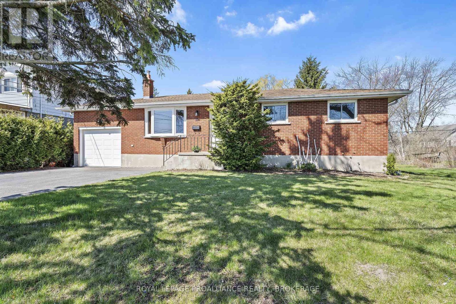 












15 SUNNY ACRES ROAD

,
Kingston (City SouthWest),




Ontario
K7M3N3

