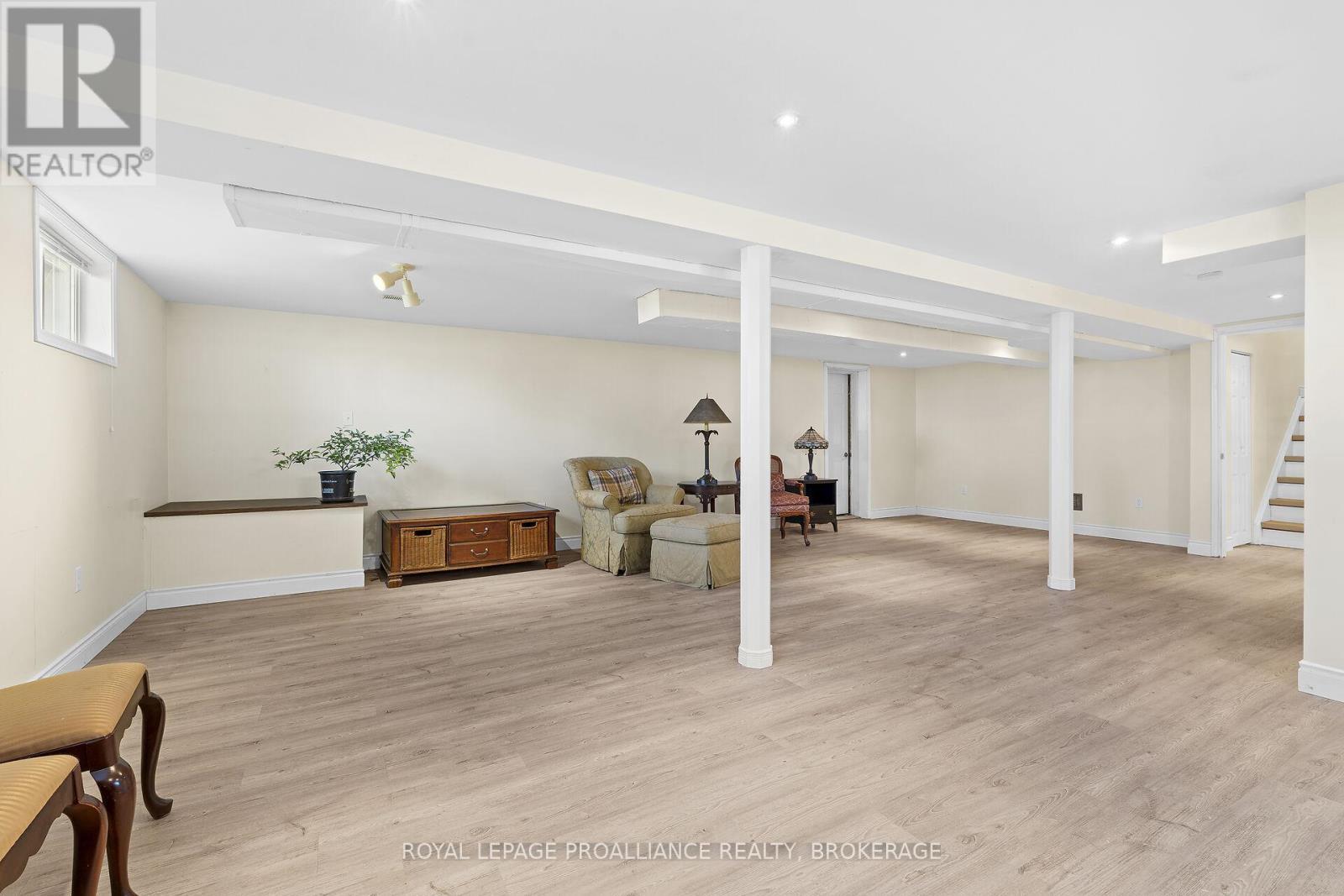 












15 SUNNY ACRES ROAD

,
Kingston (City SouthWest),




Ontario
K7M3N3

