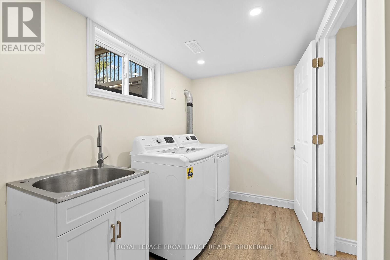 












15 SUNNY ACRES ROAD

,
Kingston (City SouthWest),




Ontario
K7M3N3

