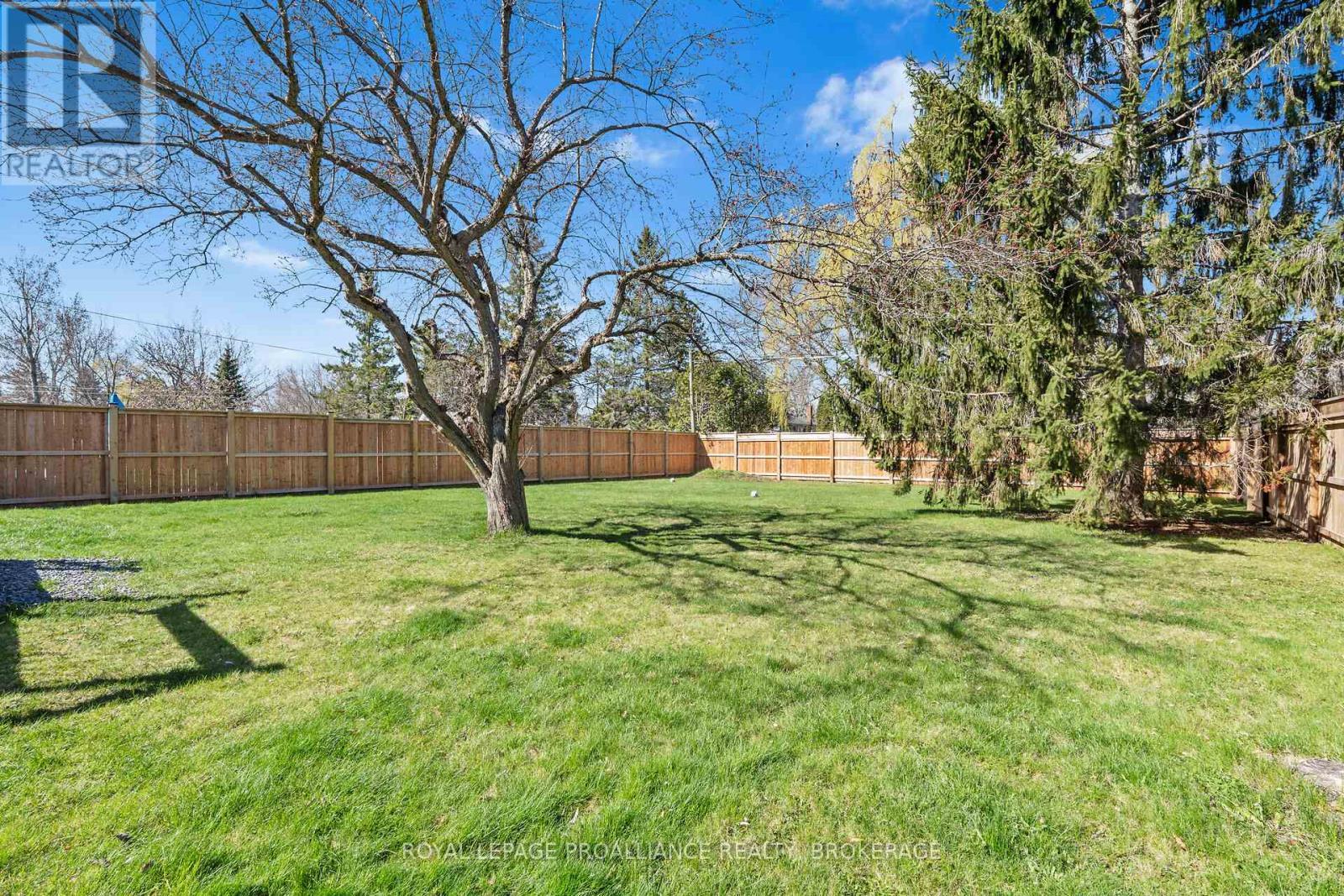 












15 SUNNY ACRES ROAD

,
Kingston (City SouthWest),




Ontario
K7M3N3

