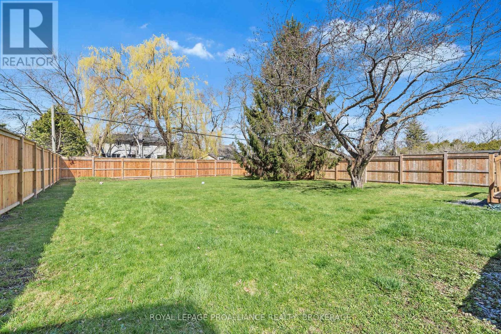 












15 SUNNY ACRES ROAD

,
Kingston (City SouthWest),




Ontario
K7M3N3

