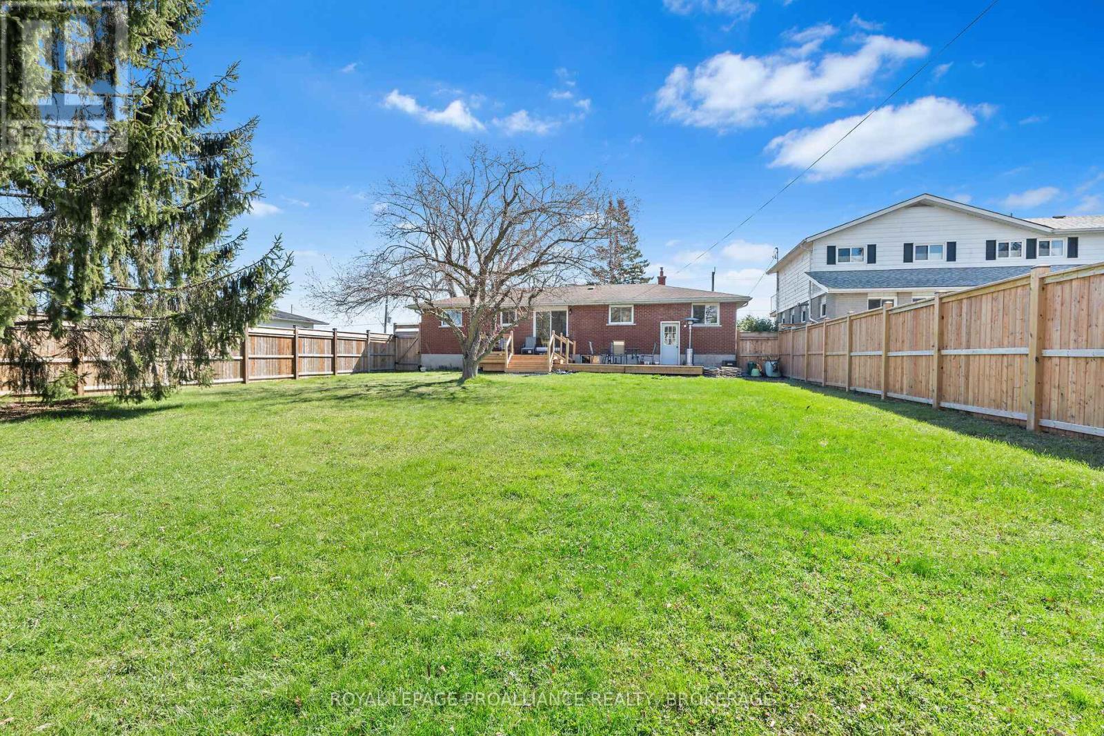 












15 SUNNY ACRES ROAD

,
Kingston (City SouthWest),




Ontario
K7M3N3


